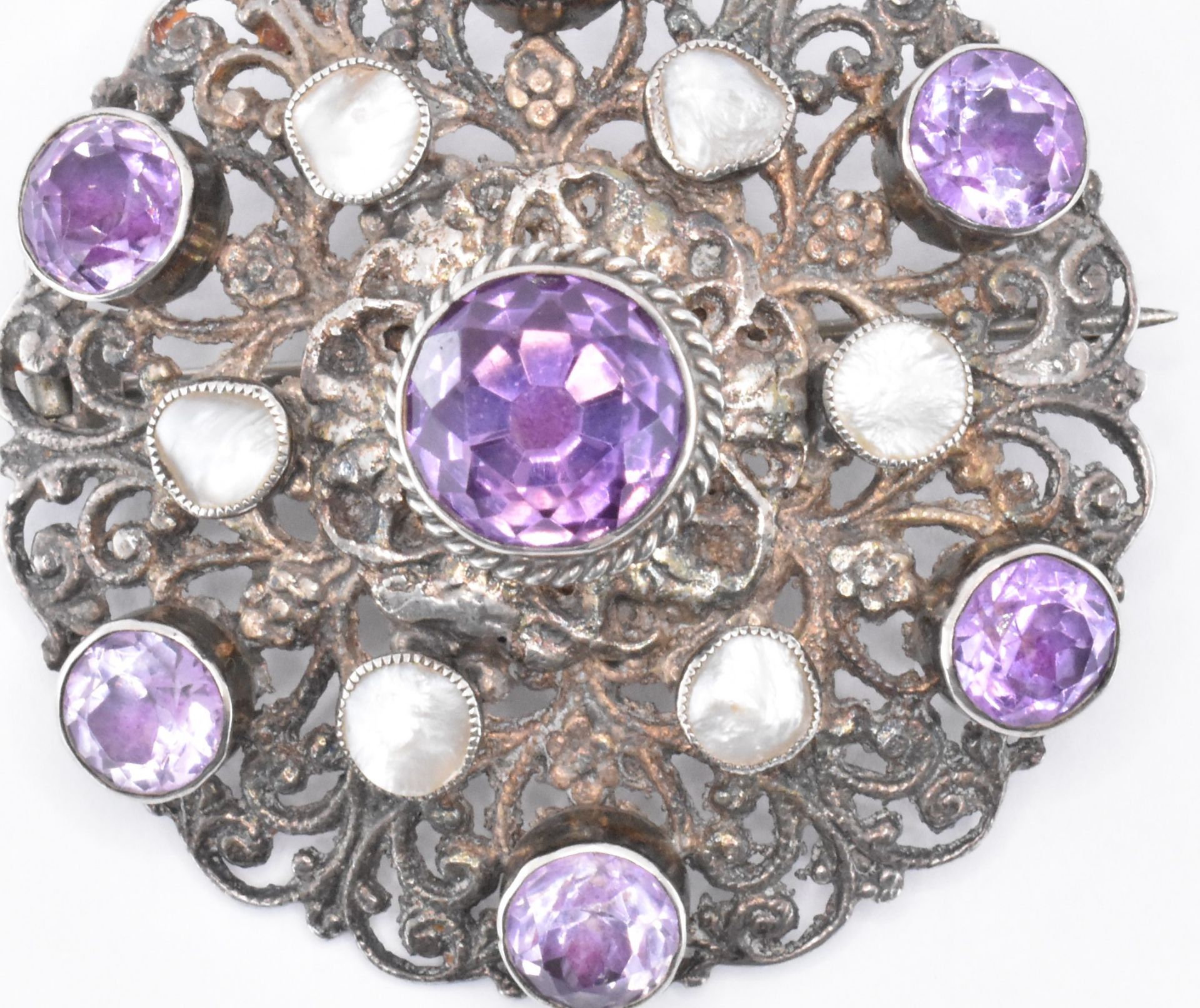 EARLY 20TH CENTURY SILVER AMETHYST & MOTHER OF PEARL BROOCH - Image 3 of 6