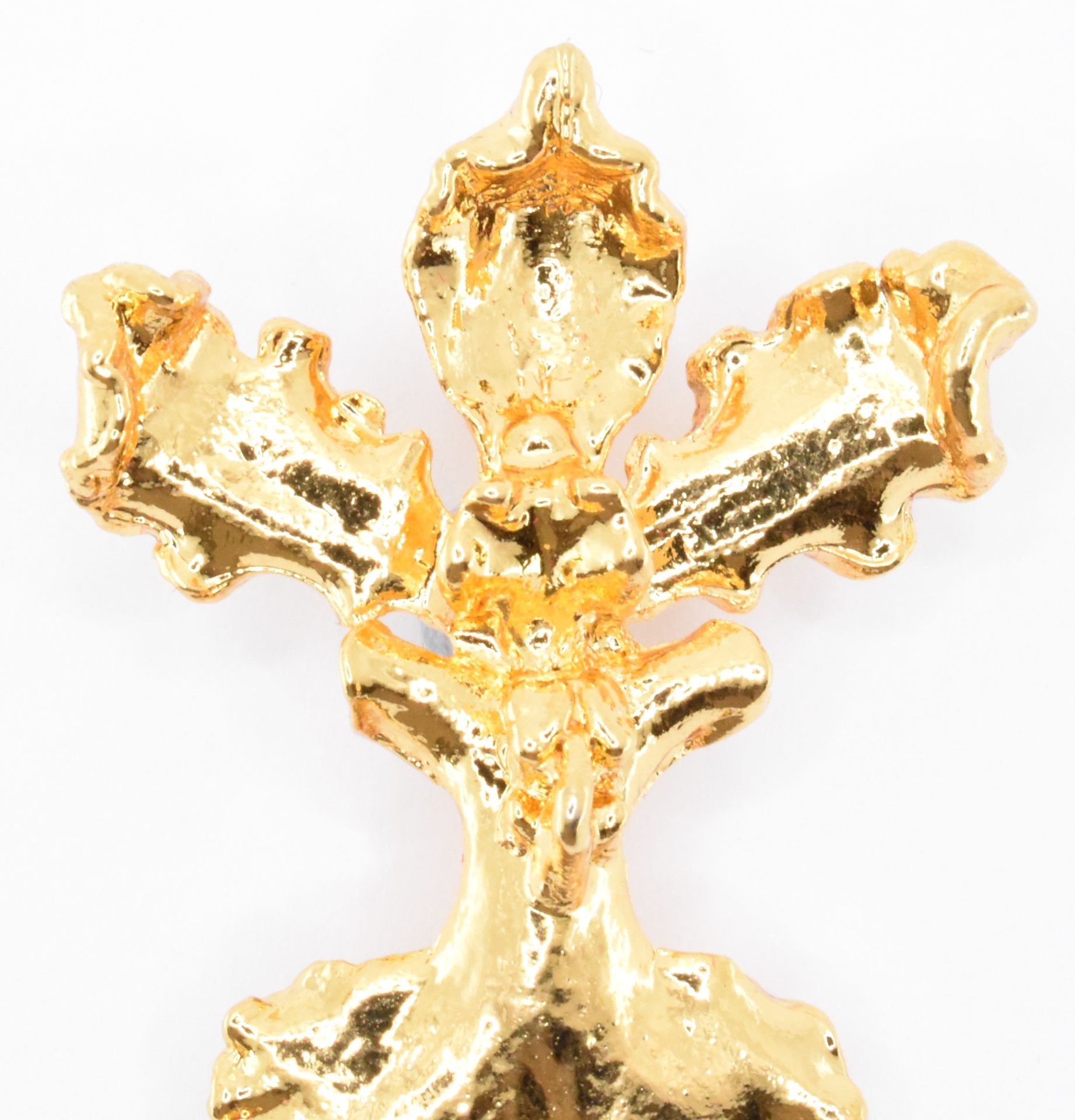 22CT GOLD PRESERVED ORCHID BROOCH - Image 3 of 9