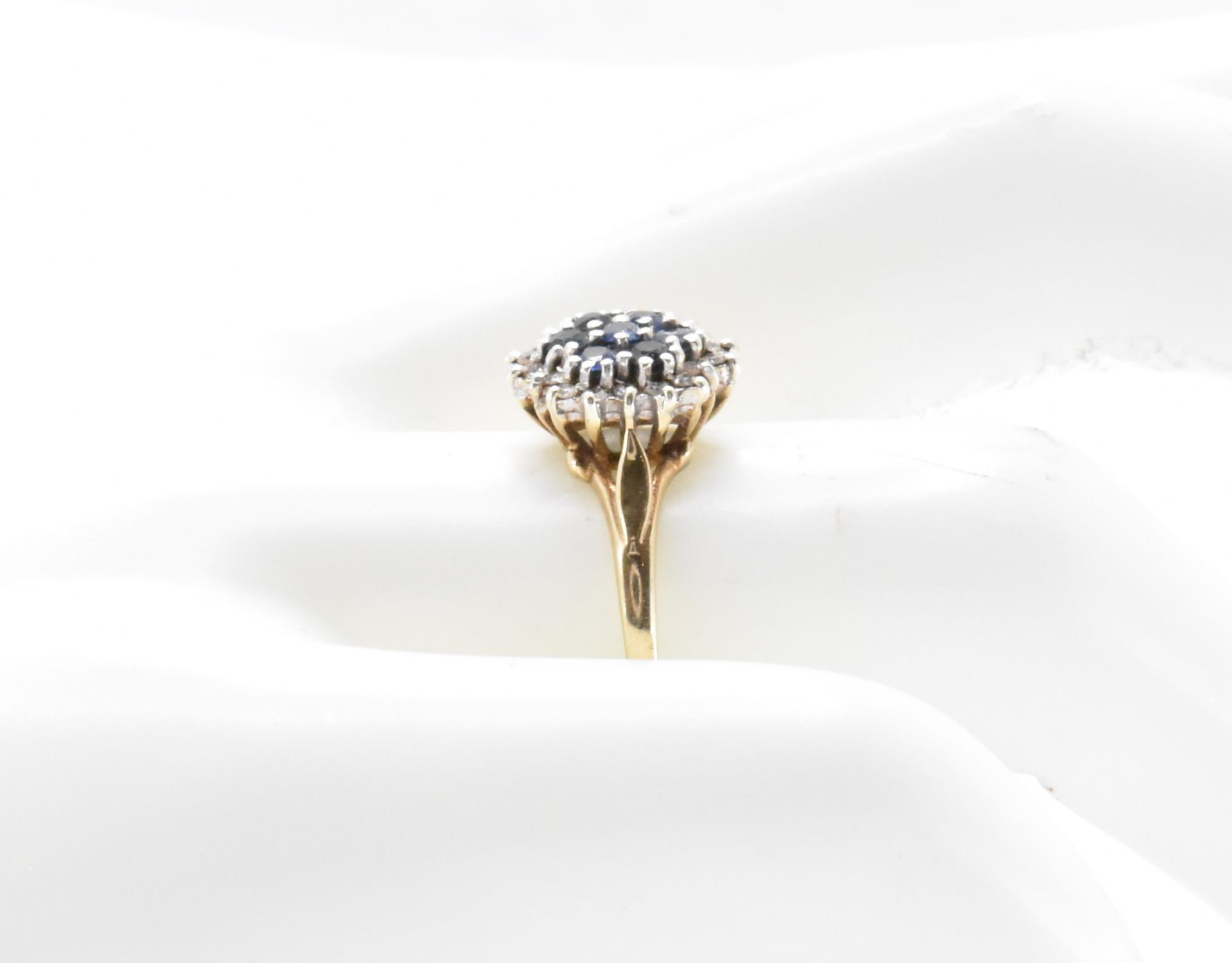 HALLMARKED DIAMOND & SAPPHIRE CLUSTER RING - Image 4 of 6