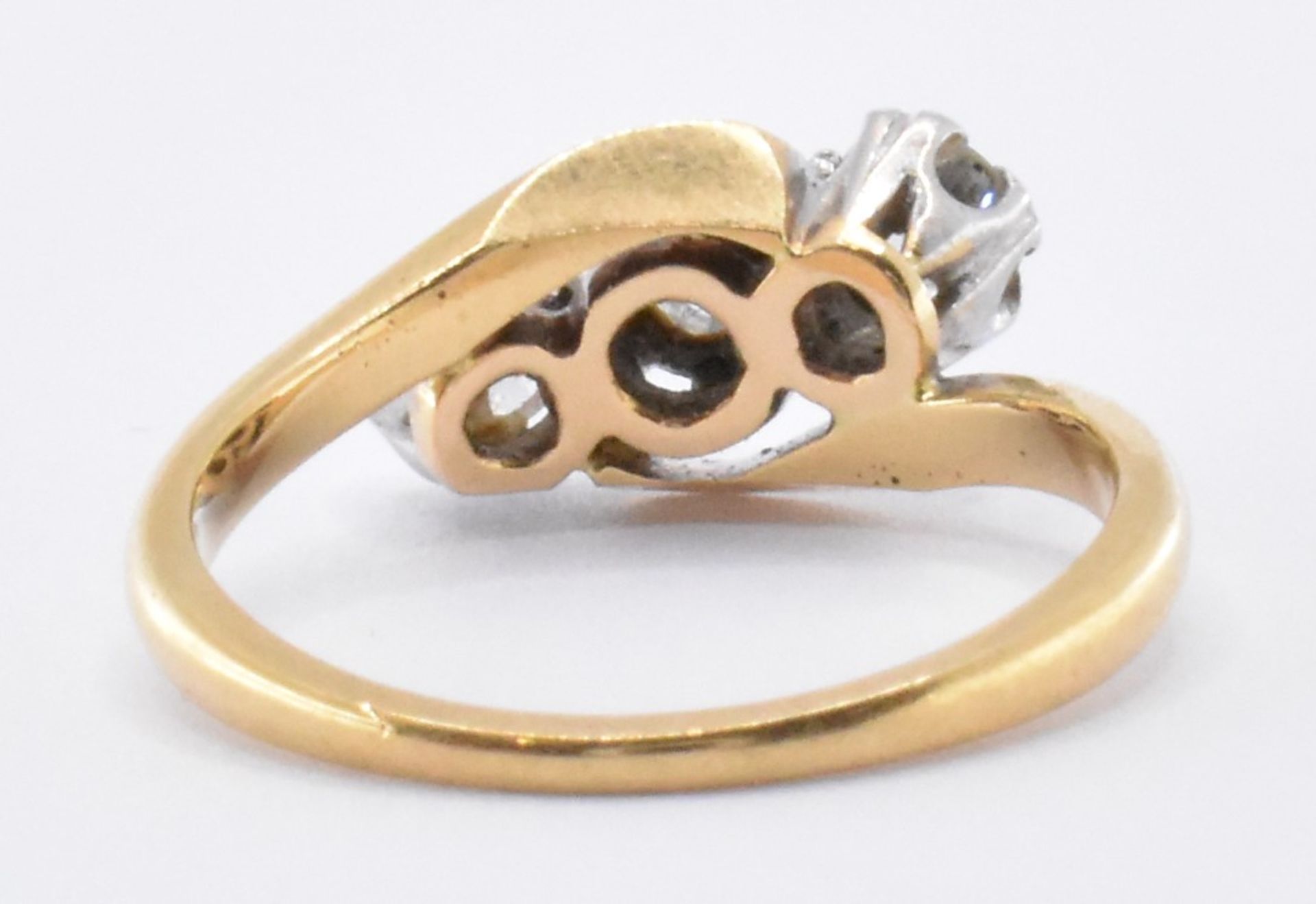 1920S 18CT GOLD & DIAMOND THREE STONE RING - Image 3 of 5