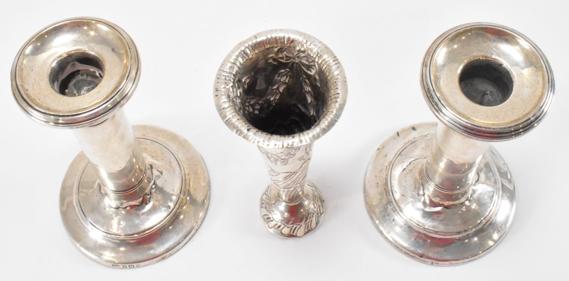 HALLMARKED SILVER EDWARDIAN CANDLESTICKS AND SPILL VASE - Image 4 of 5
