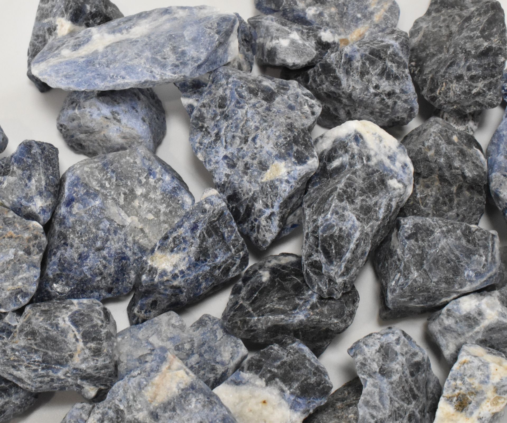 MINERAL SPECIMENS - COLLECTION OF ROUGH SODALITE - Image 3 of 4