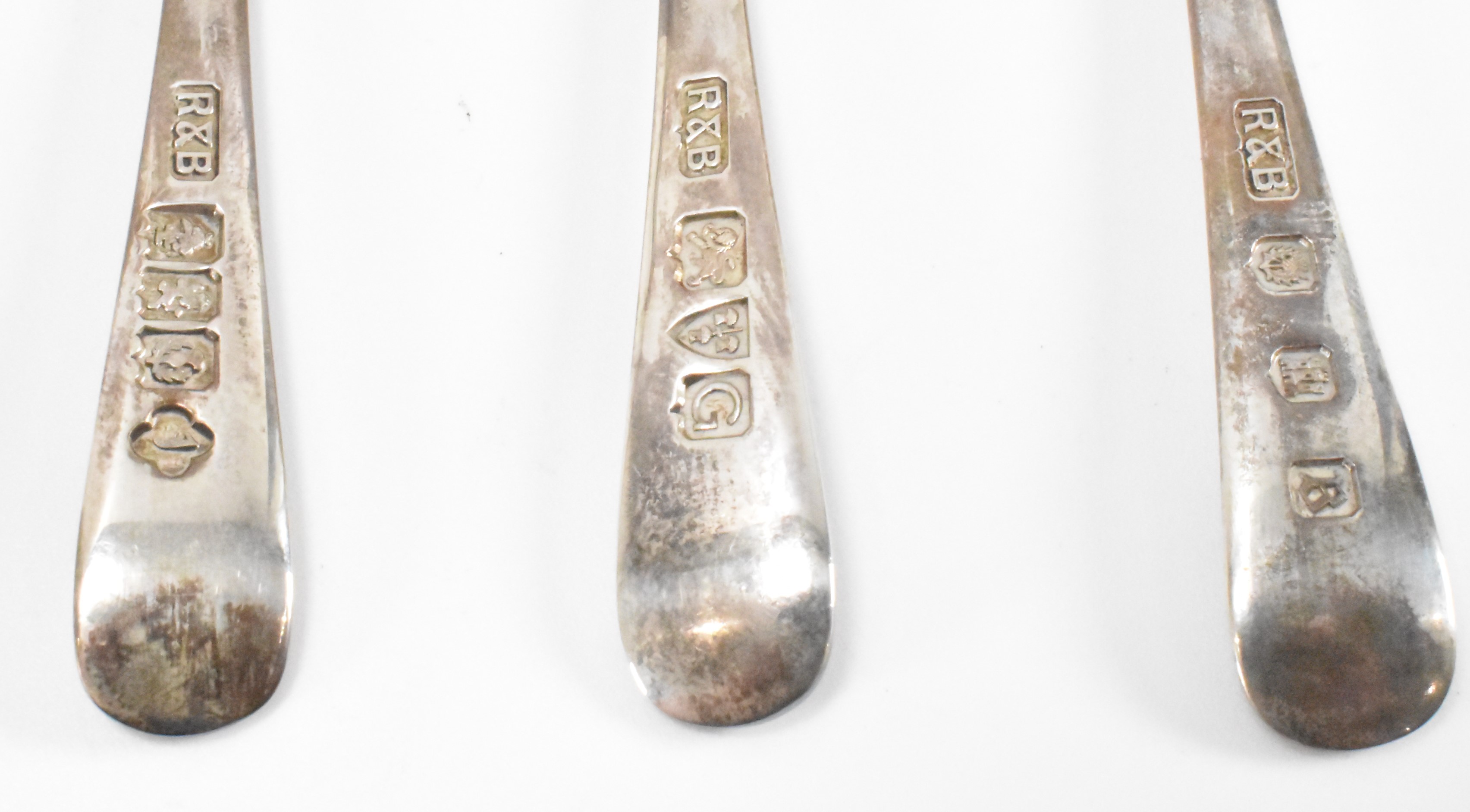 PAIR OF ROBERTS AND BELK SILVER HALLMARKED CITY SET TEASPOONS - Image 7 of 8