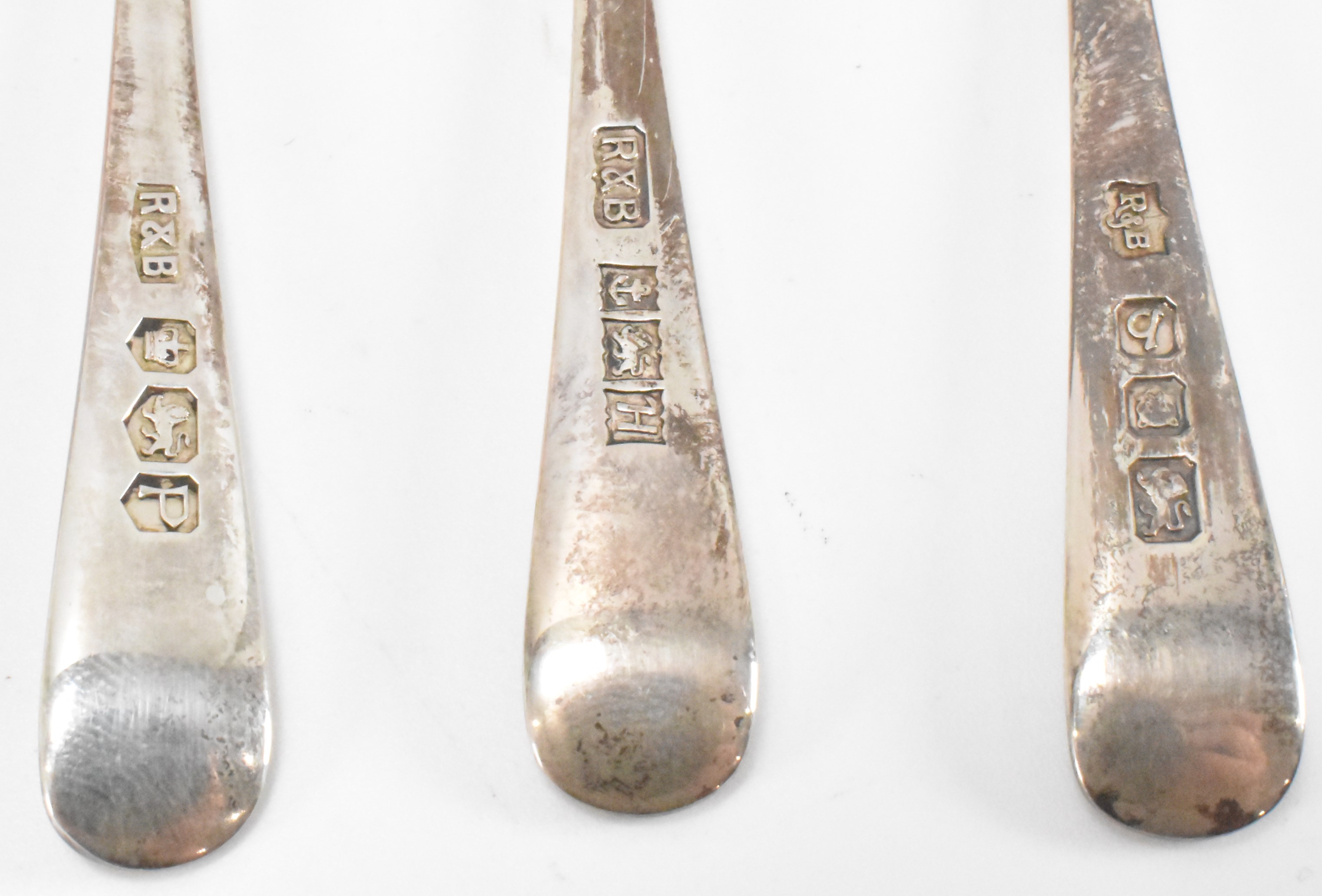 PAIR OF ROBERTS AND BELK SILVER HALLMARKED CITY SET TEASPOONS - Image 6 of 8