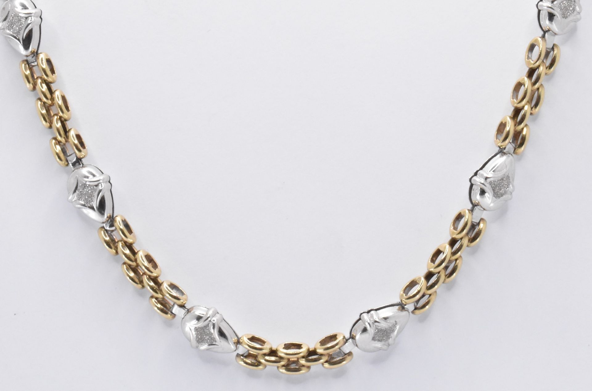 HALLMARKED 9CT GOLD TWO TONE FANCY LINK CHAIN NECKLACE - Image 2 of 5