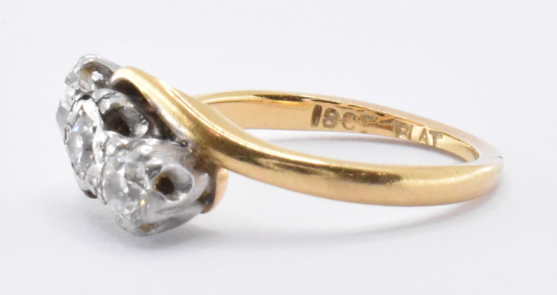 1920S 18CT GOLD & DIAMOND THREE STONE RING - Image 2 of 5