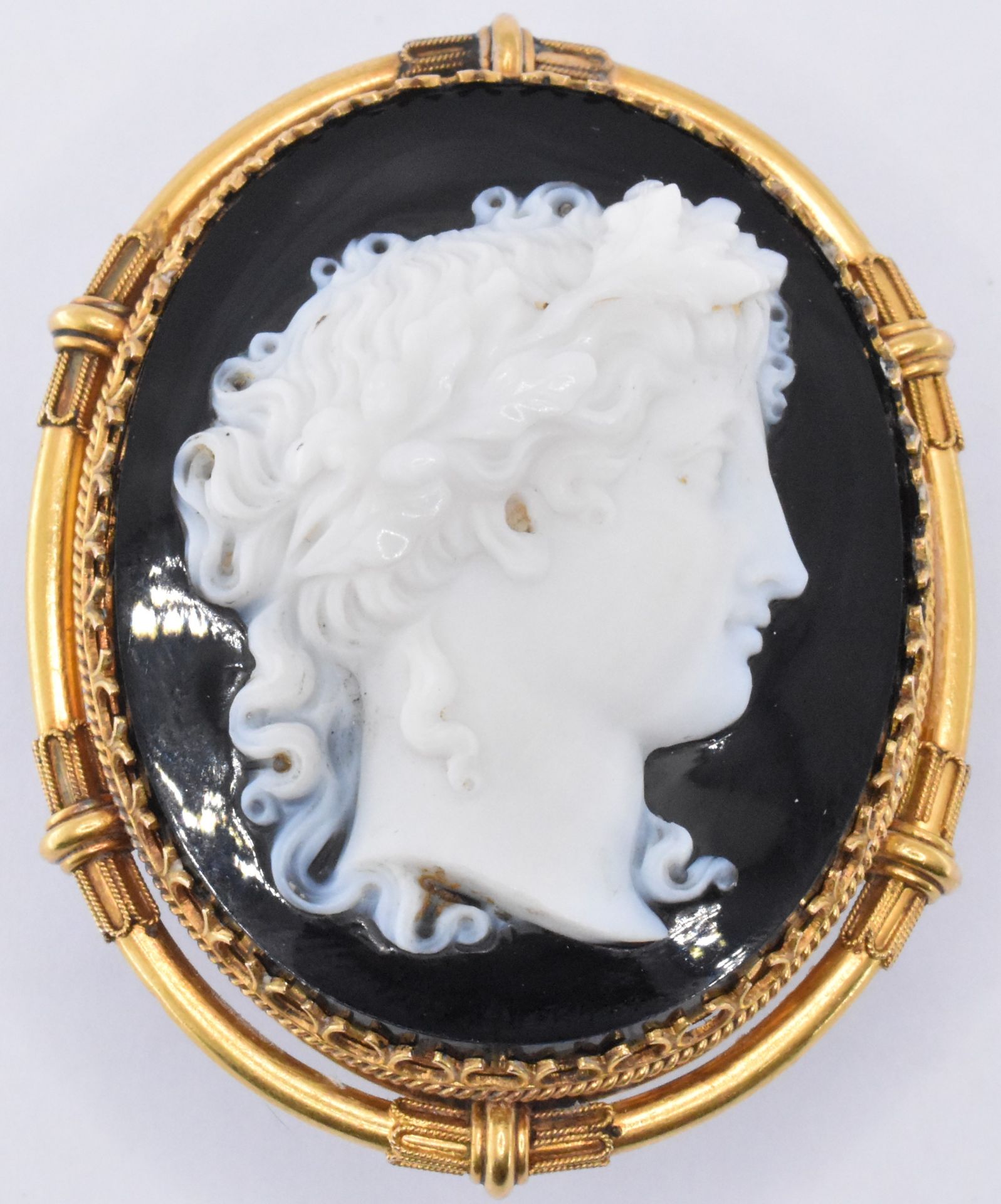 VICTORIAN GOLD & CARVED AGATE CAMEO BROOCH