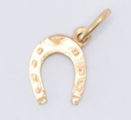 18CT GOLD HORSESHOE CHARM PENDANT