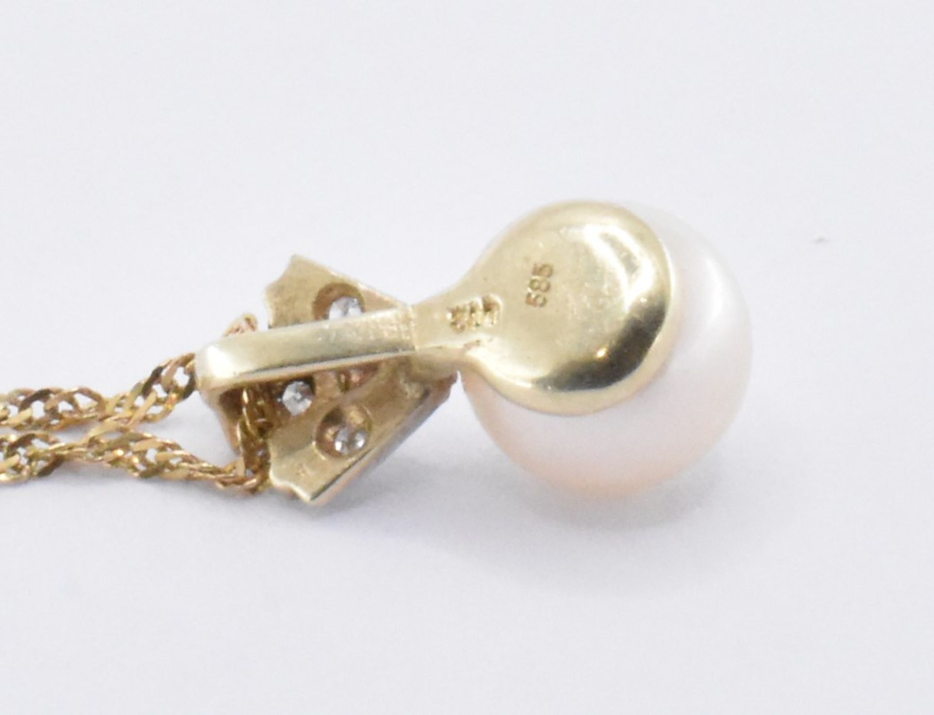 9CT GOLD PEARL AND DIAMOND PENDANT NECKLACE - Image 2 of 4