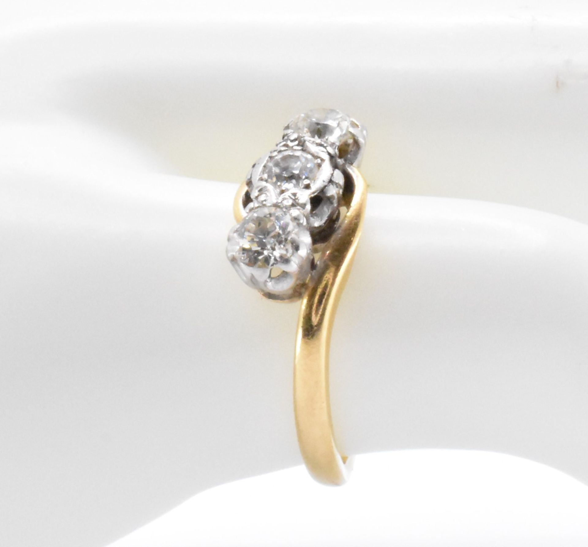 1920S 18CT GOLD & DIAMOND THREE STONE RING - Image 4 of 5