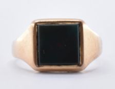 9CT GOLD AND BLOODSTONE SIGNET RING