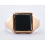 9CT GOLD AND BLOODSTONE SIGNET RING