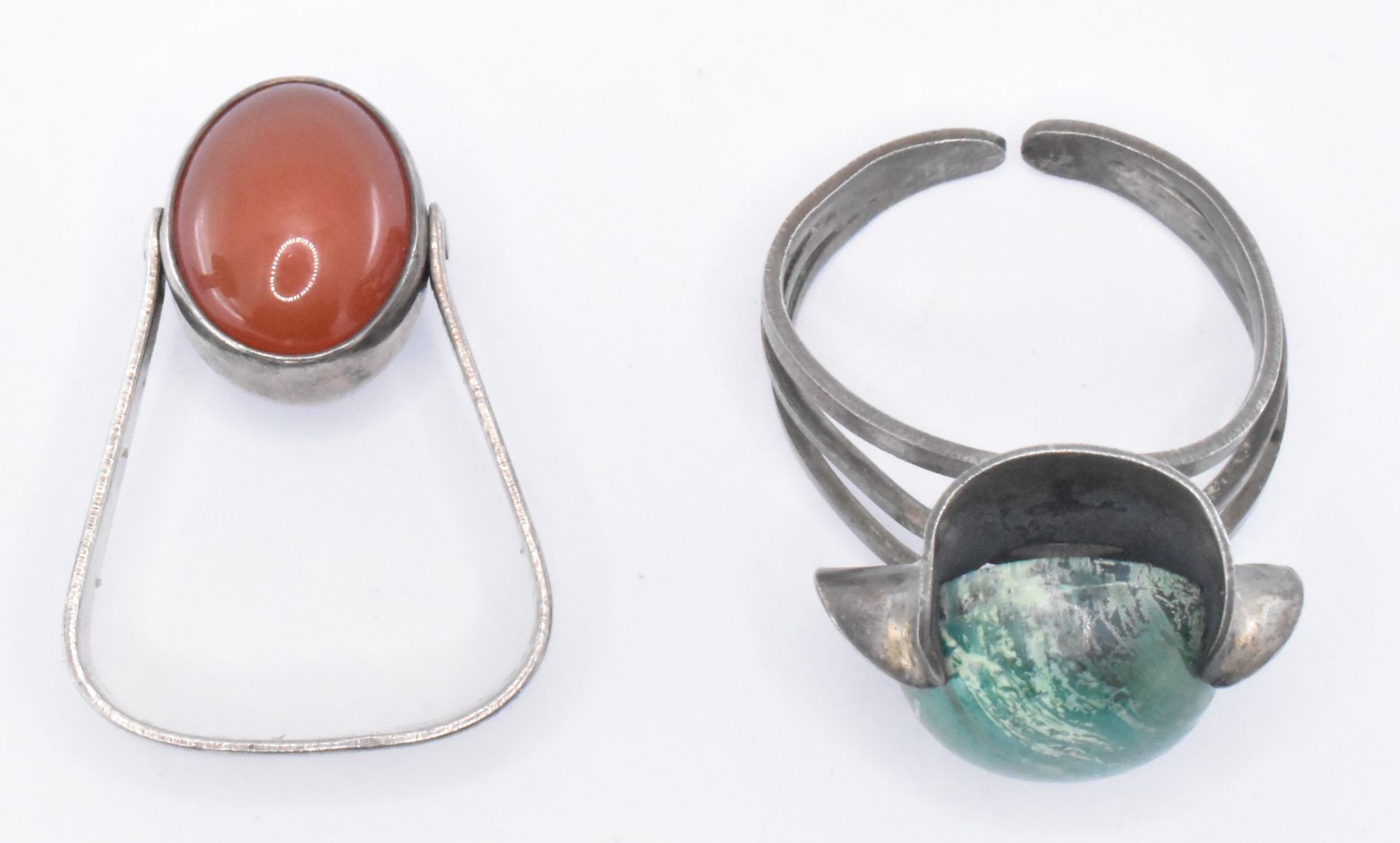 GROUP OF MID CENTURY MODERNIST SILVER JEWELLERY - Image 2 of 7