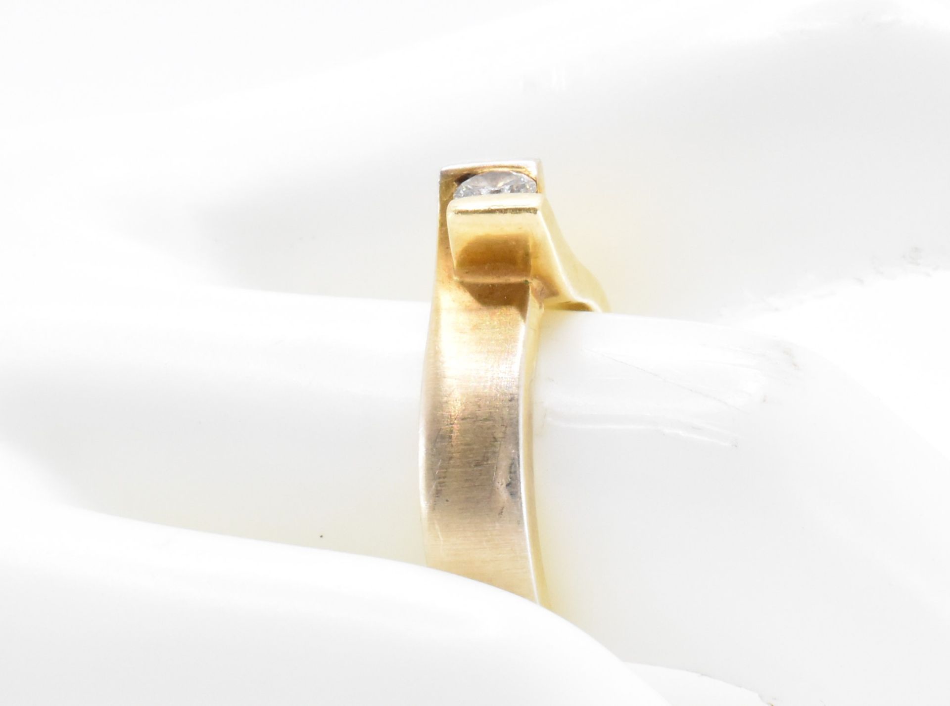 18CT GOLD & DIAMOND SINGLE STONE RING - Image 6 of 7