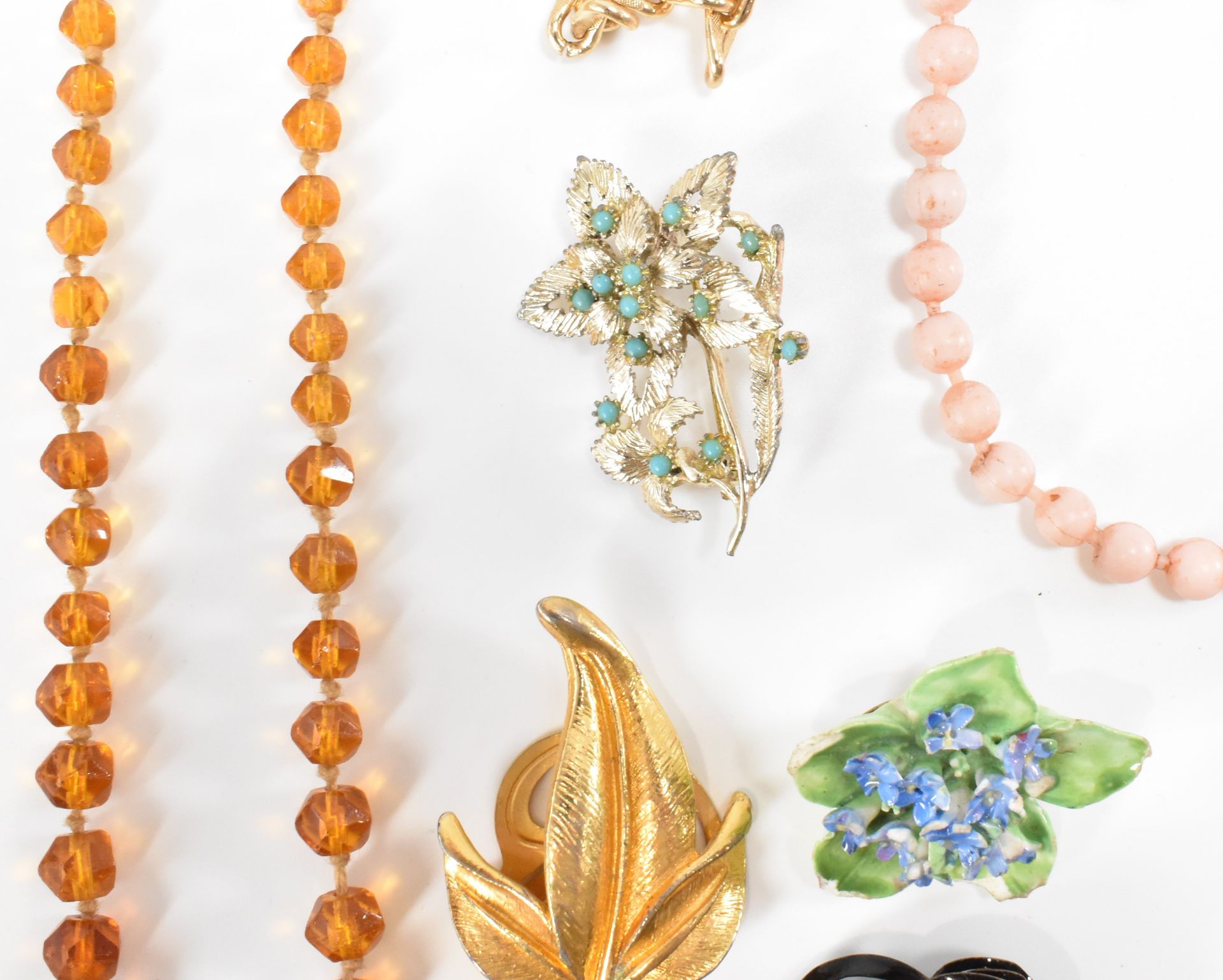 COLLECTION OF VINTAGE COSTUME JEWELLERY - Image 3 of 12