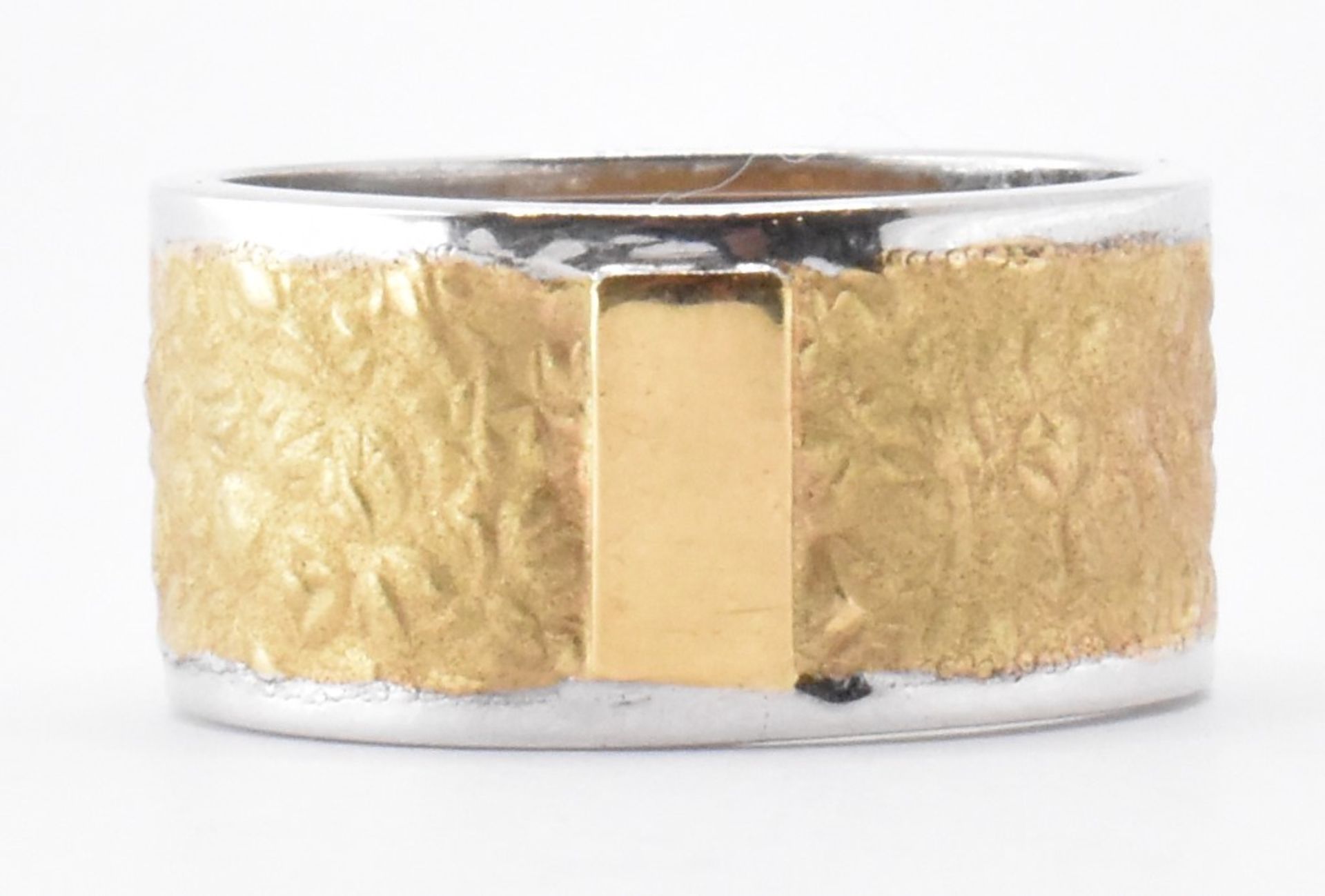 18CT GOLD & DIAMOND BAND RING - Image 3 of 4