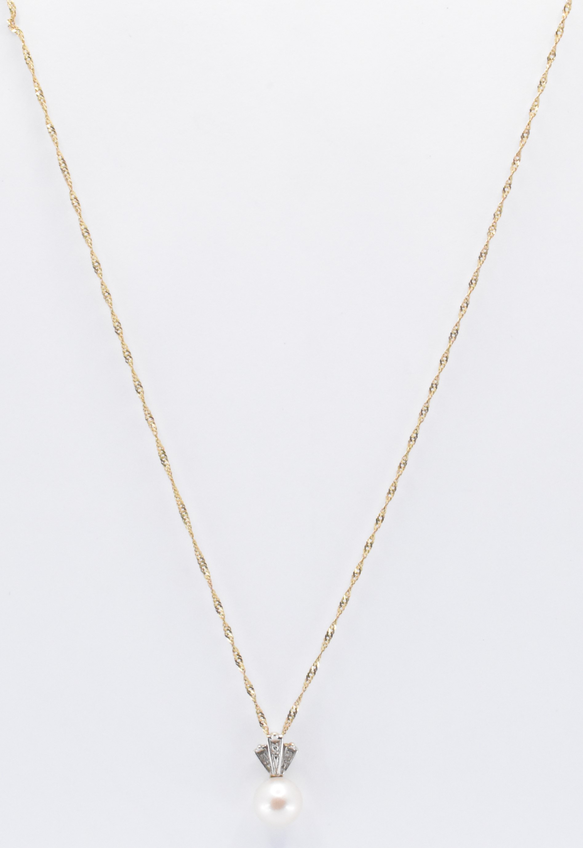 9CT GOLD PEARL AND DIAMOND PENDANT NECKLACE - Image 4 of 4