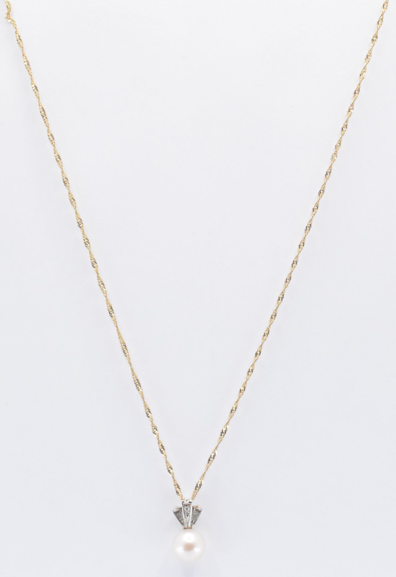 9CT GOLD PEARL AND DIAMOND PENDANT NECKLACE - Image 4 of 4