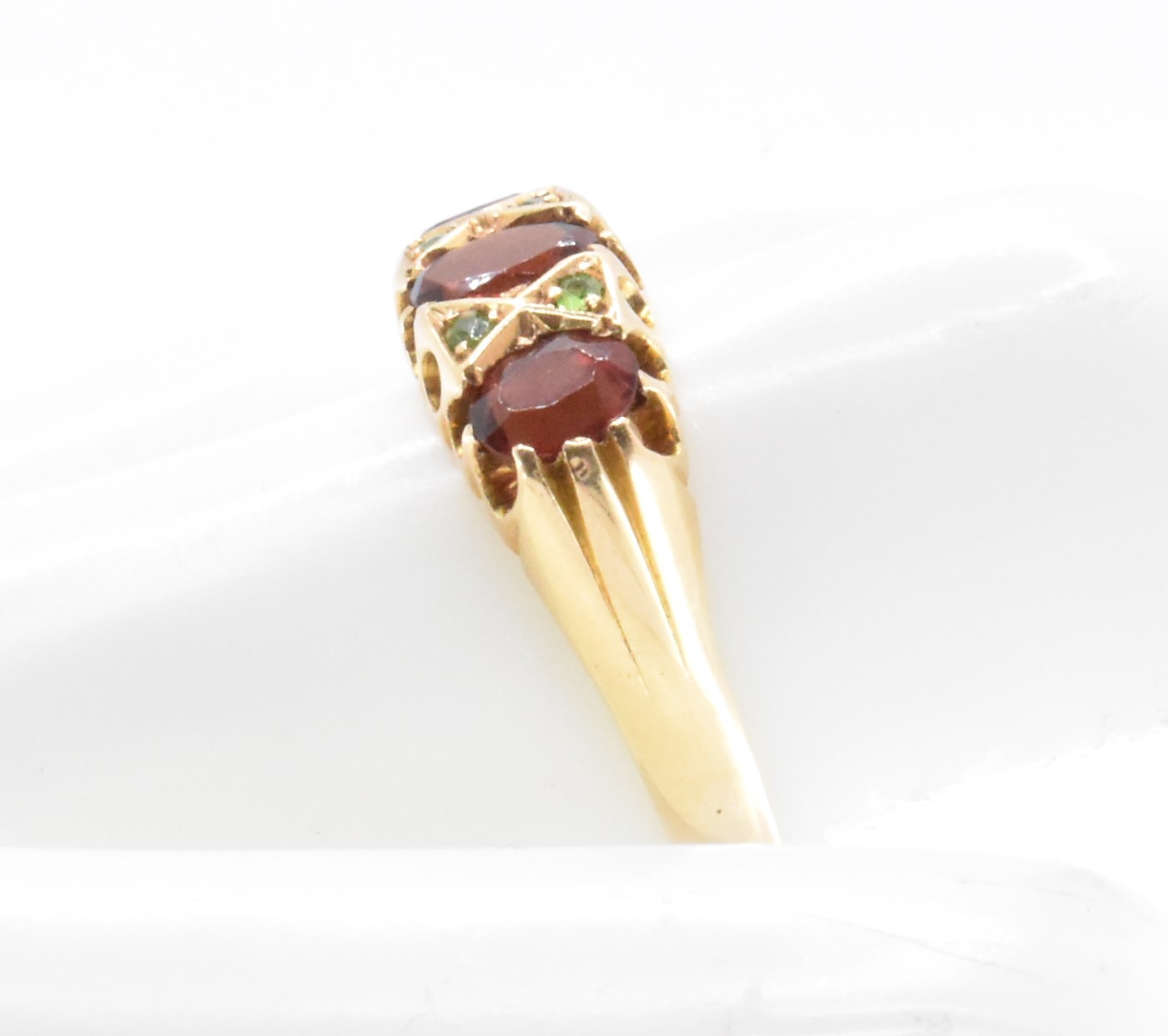 18CT GOLD GARNET & PERIDOT RING - Image 7 of 8