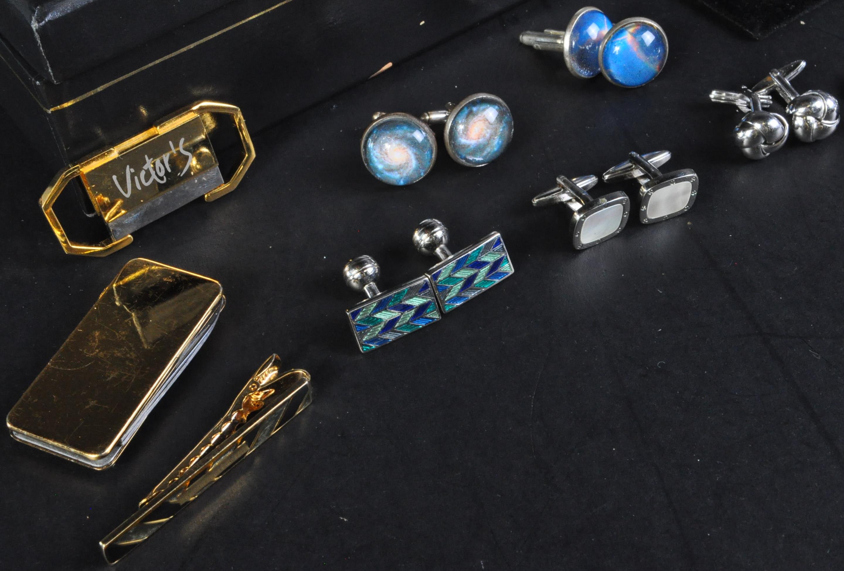 ESTATE OF DAVE PROWSE - PROWSE'S PERSONAL CUFFLINK COLLECTION - Image 4 of 6