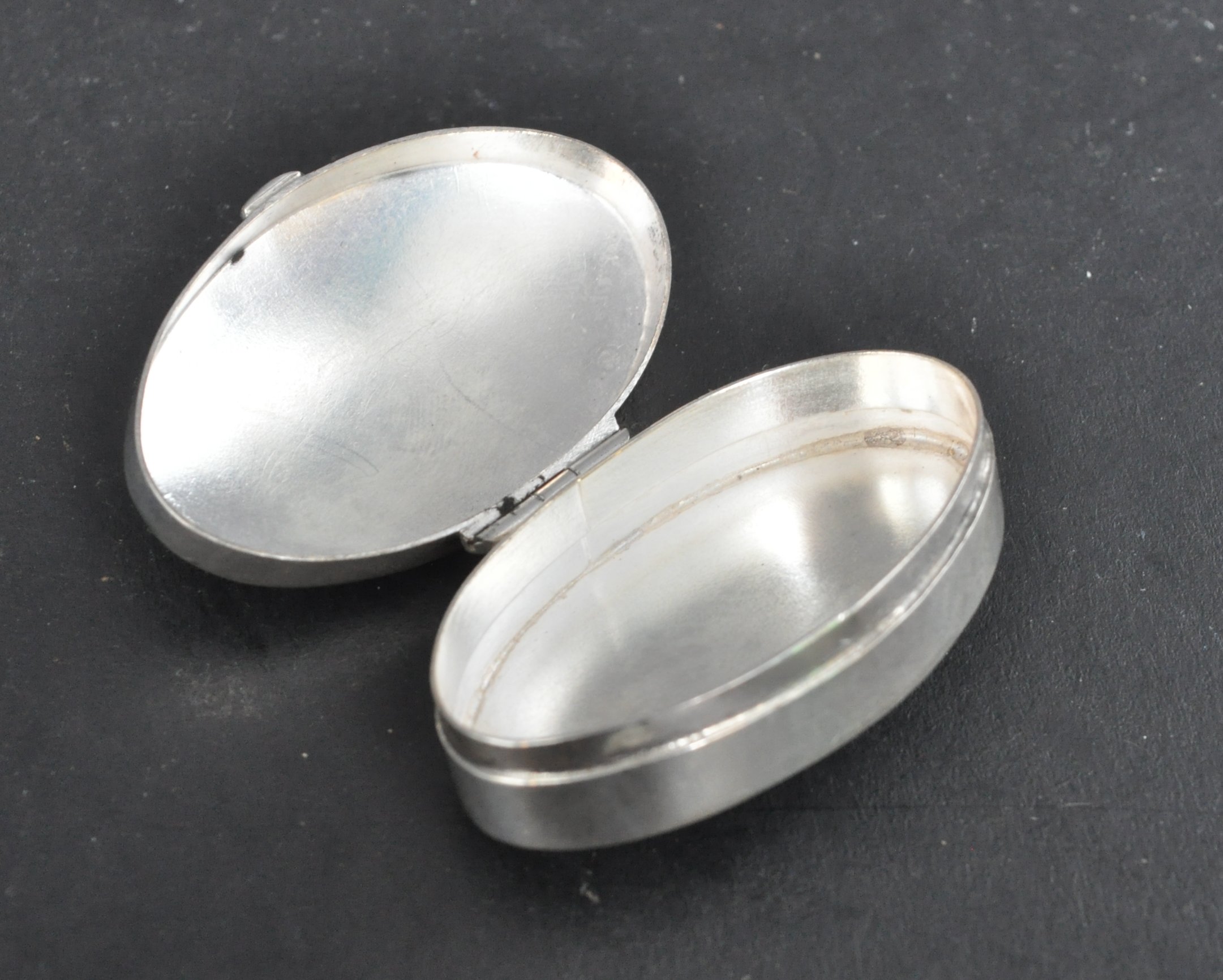 SILVER PILL BOX WITH ENGRAVED LID - Image 3 of 5