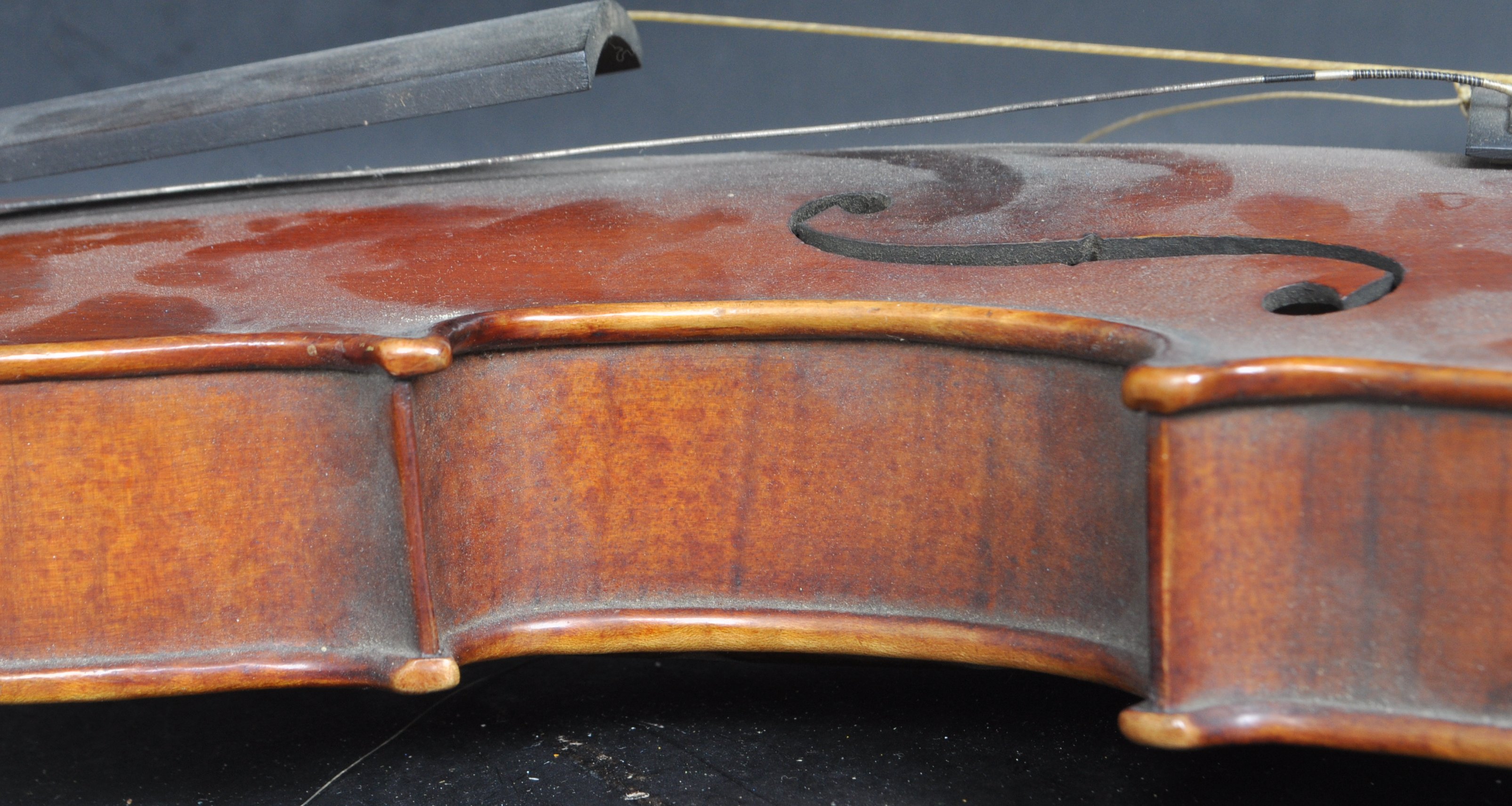 19TH CENTURY VICTORIAN TWO PIECES MAPLE BACK VIOLIN AND BOWS - Image 4 of 6