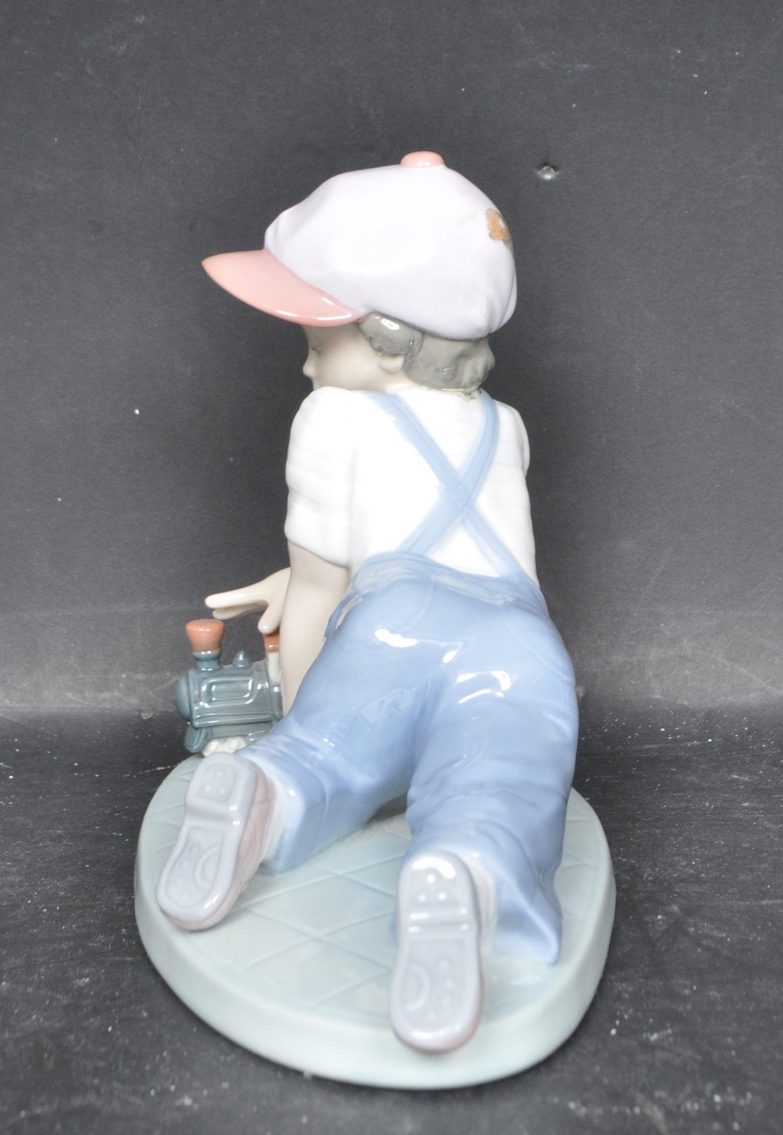 LLADRO COLLECTORS SOCIETY 7619 - 'ALL ABOARD' - CERAMIC PORCELAIN FIGURINE - Image 4 of 6
