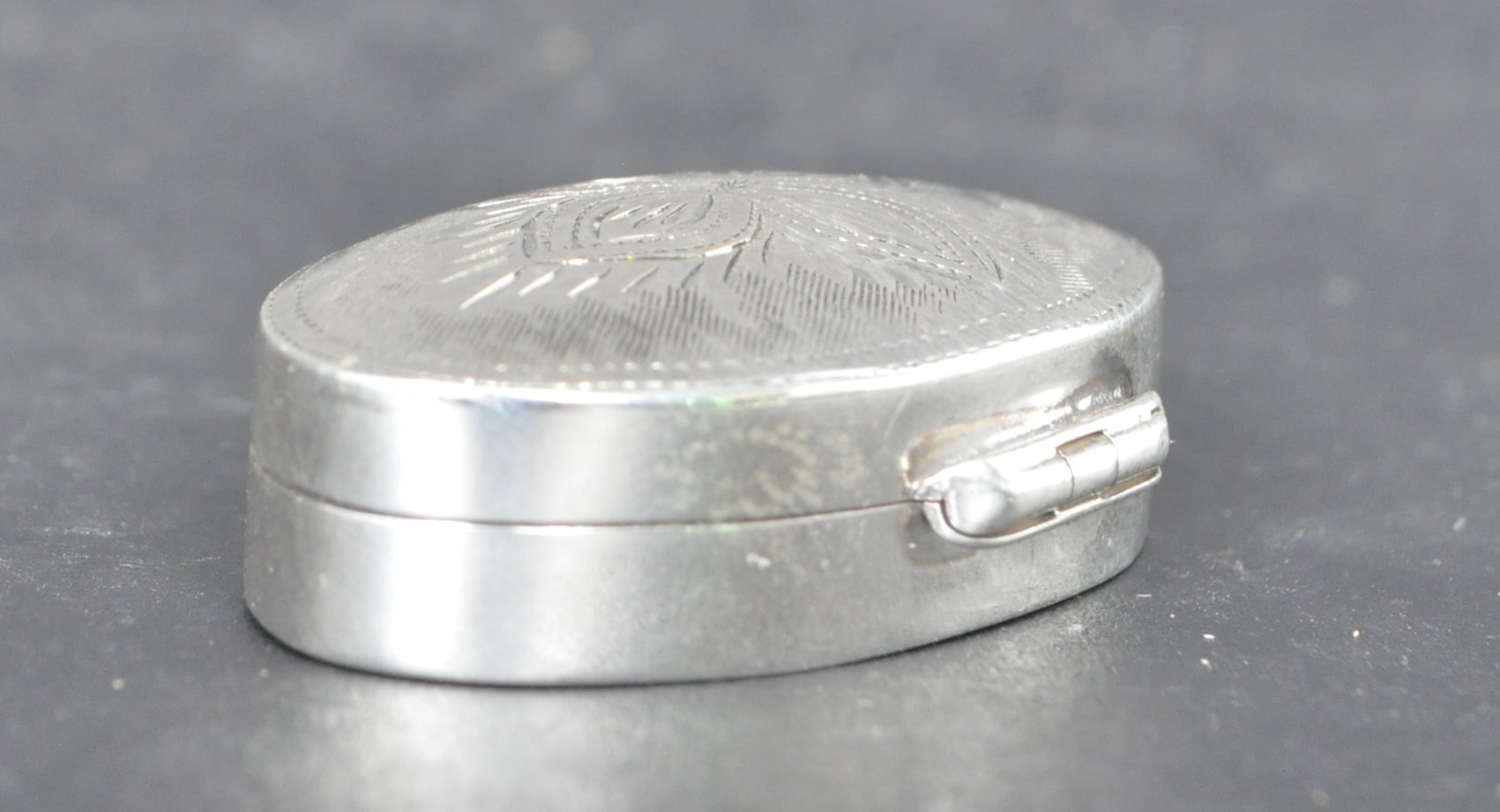 SILVER PILL BOX WITH ENGRAVED LID - Image 4 of 5