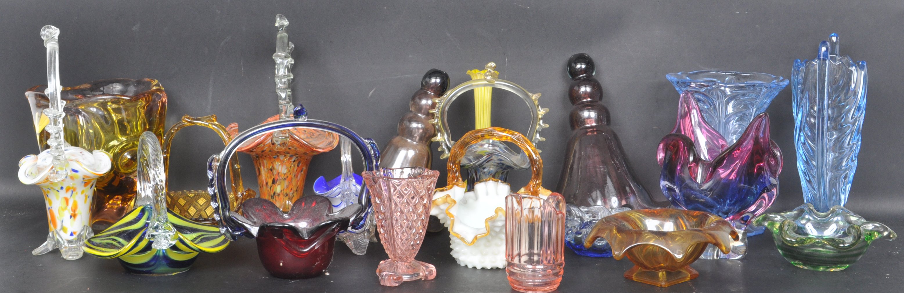 LARGE COLLECTION OF VINTAGE 20TH CENTURY GLASSWARE - Image 4 of 4