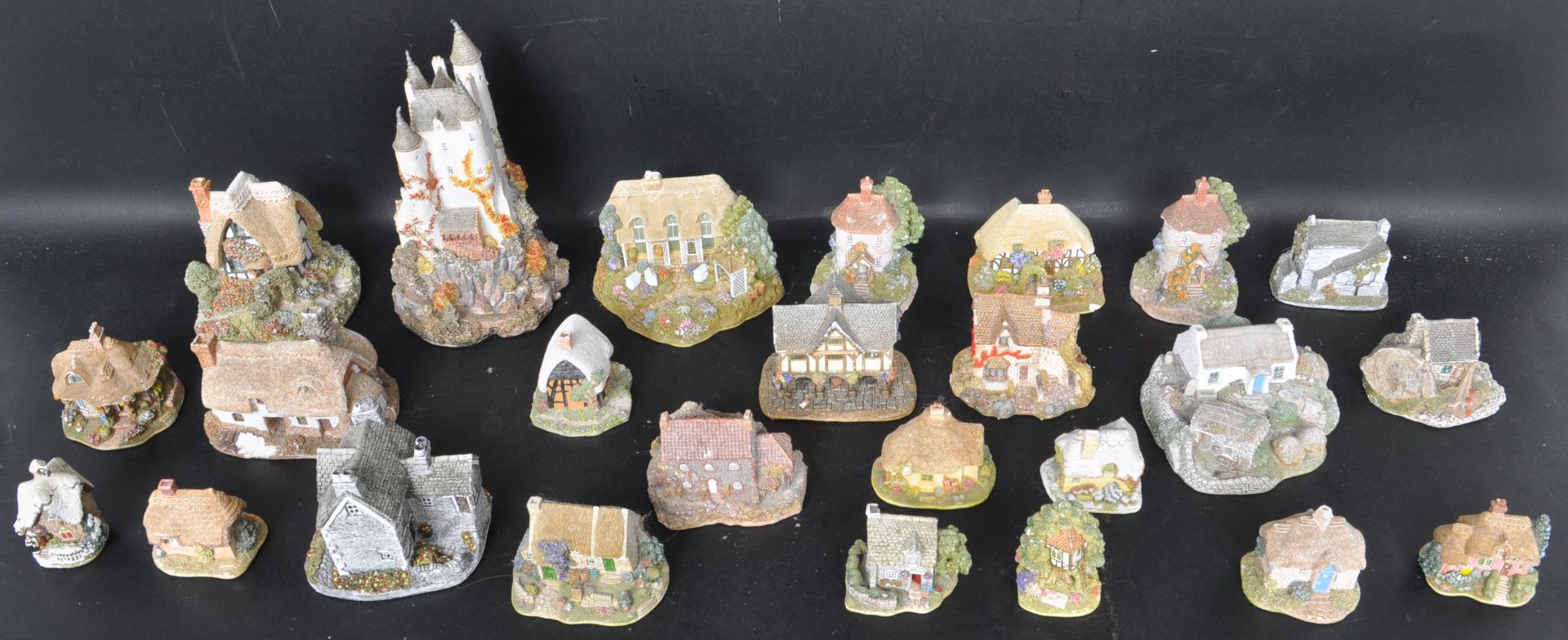 LARGE COLLECTION OF VINTAGE 20TH CENTURY LILLIPUT LANE - Image 2 of 7