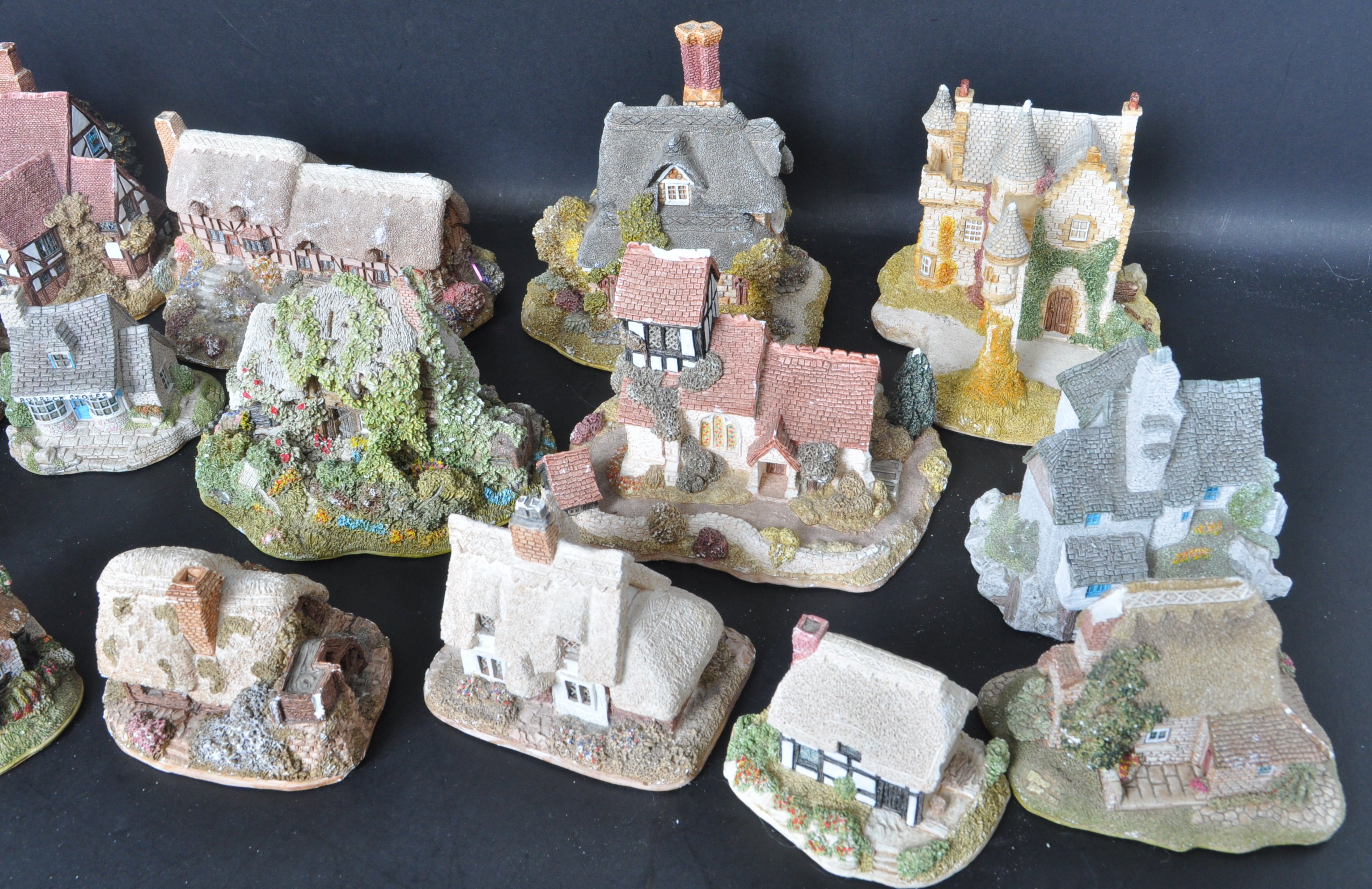 LARGE COLLECTION OF VINTAGE 20TH CENTURY LILLIPUT LANE - Image 6 of 11