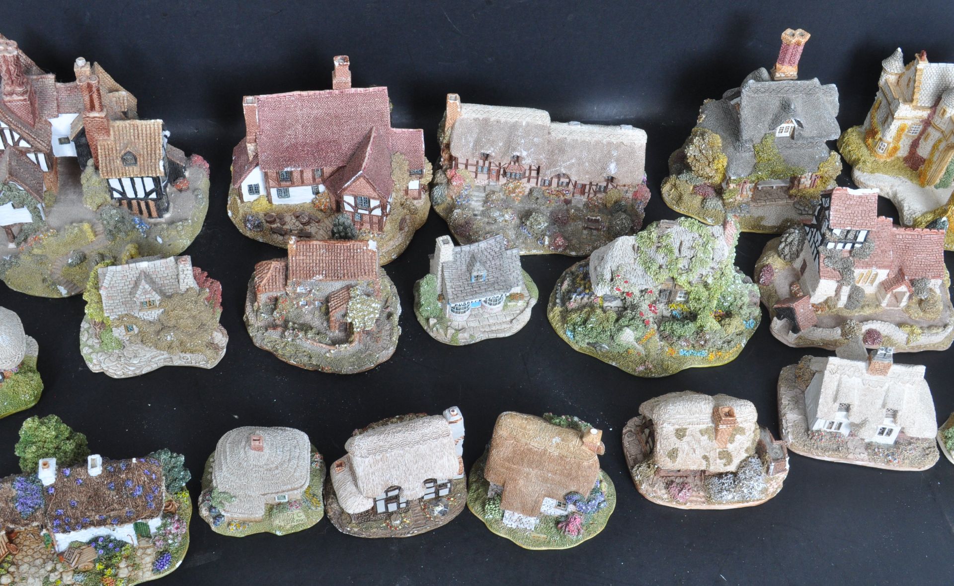 LARGE COLLECTION OF VINTAGE 20TH CENTURY LILLIPUT LANE - Image 5 of 11