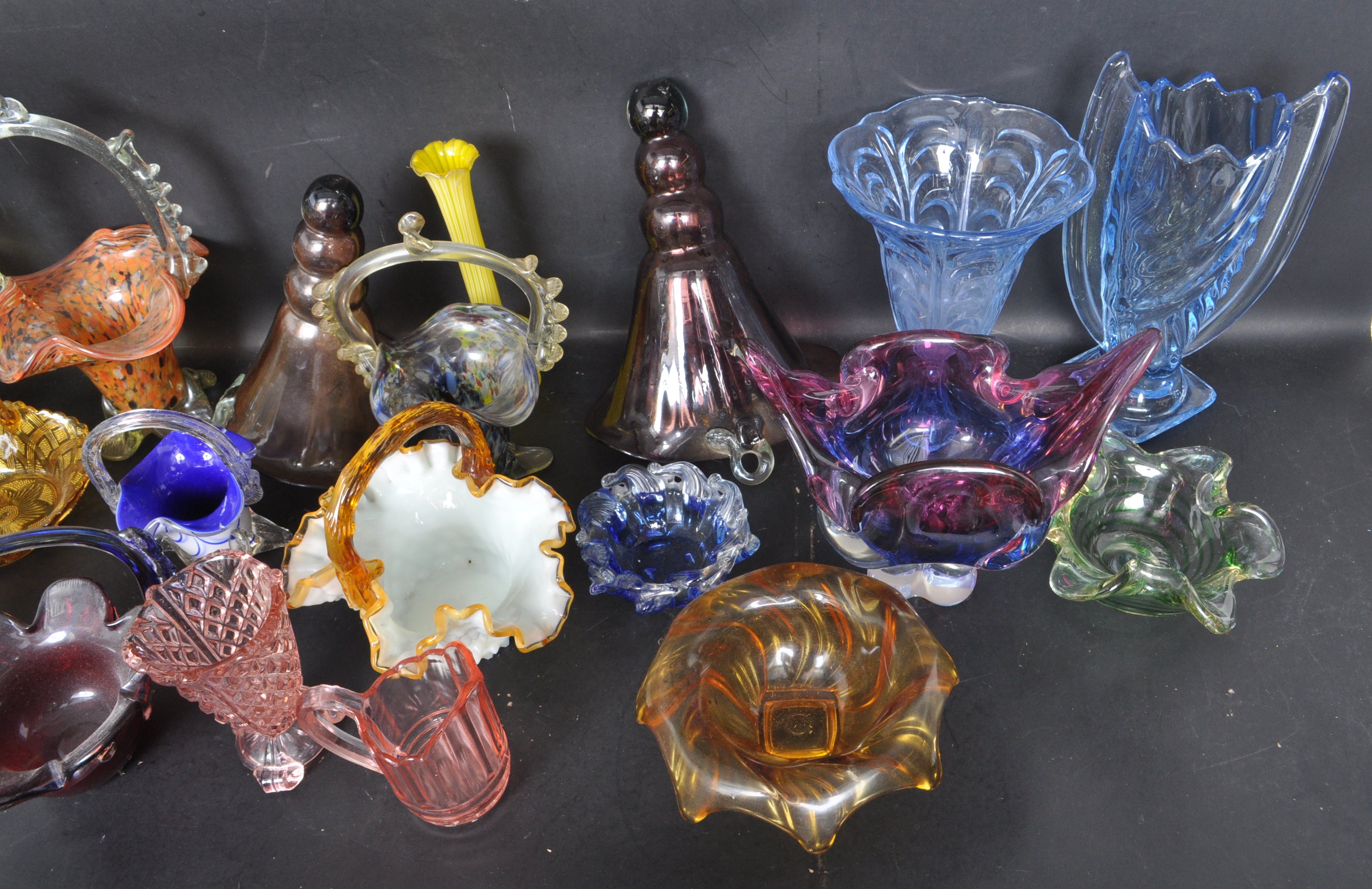 LARGE COLLECTION OF VINTAGE 20TH CENTURY GLASSWARE - Image 3 of 4