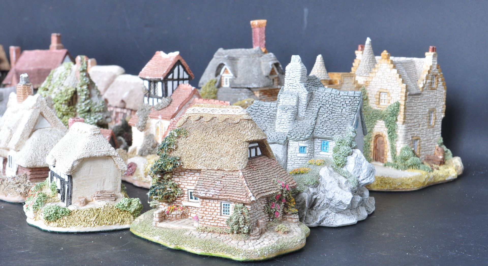 LARGE COLLECTION OF VINTAGE 20TH CENTURY LILLIPUT LANE - Image 2 of 11