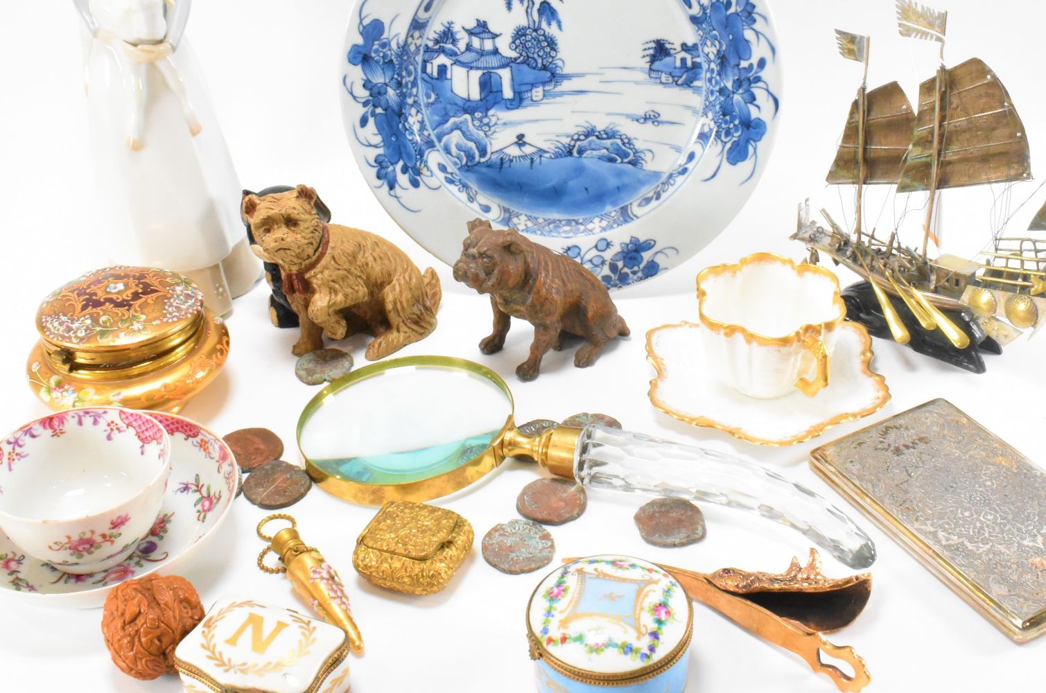 December Antiques & Collectables - Ceramics & Collectables Auction