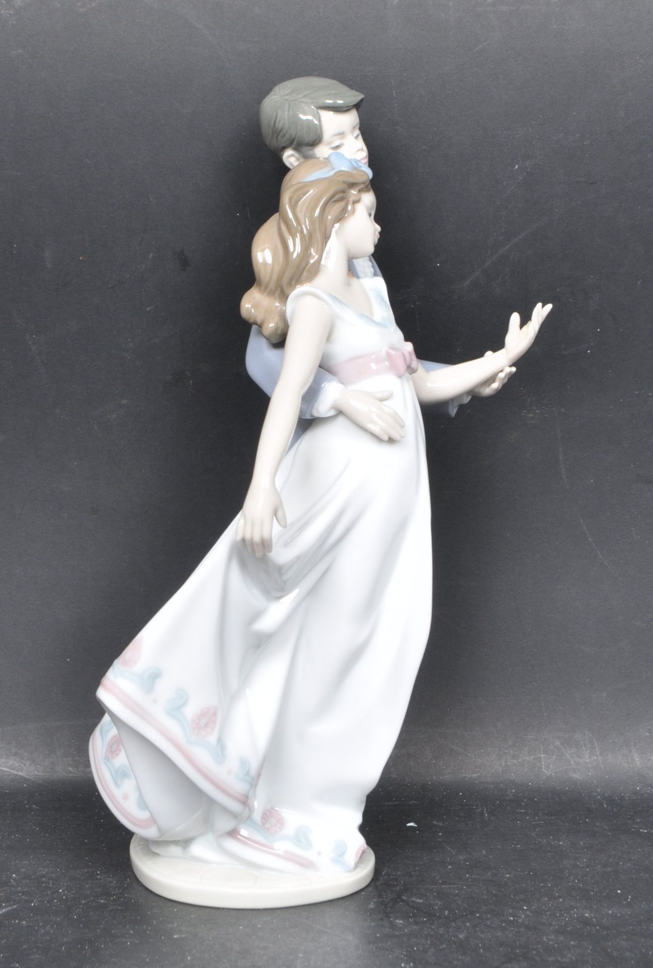 LLADRO 7642 - NOW AND FOREVER CERAMIC PORCELAIN FIGURINE - Image 2 of 6
