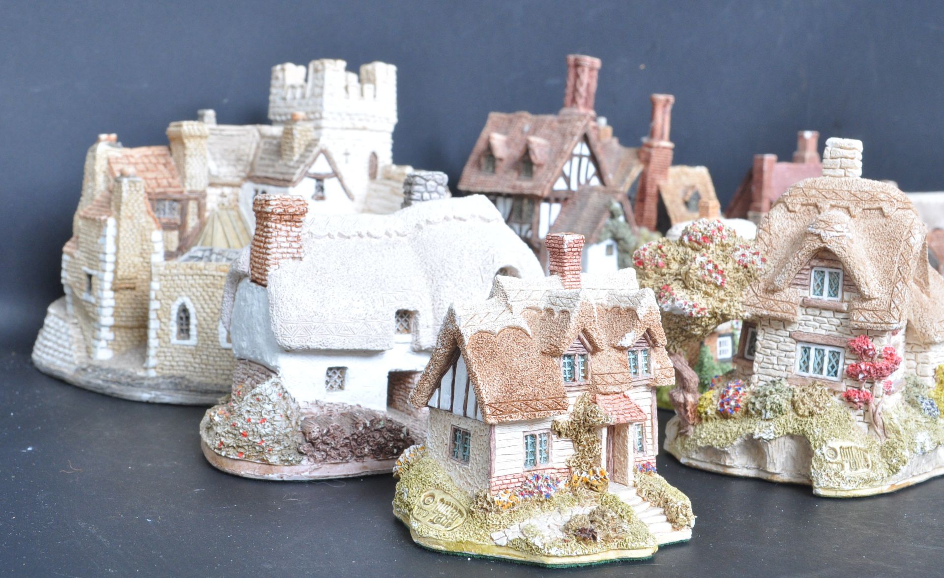 LARGE COLLECTION OF VINTAGE 20TH CENTURY LILLIPUT LANE - Image 3 of 11