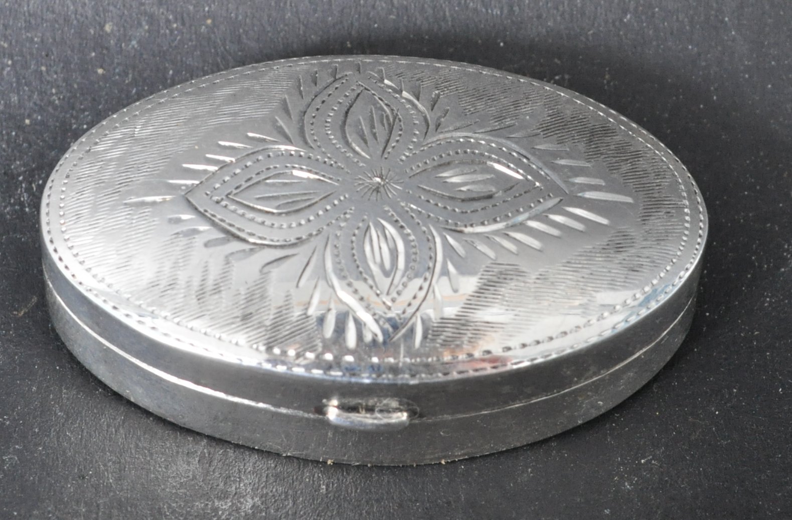 SILVER PILL BOX WITH ENGRAVED LID - Image 2 of 5