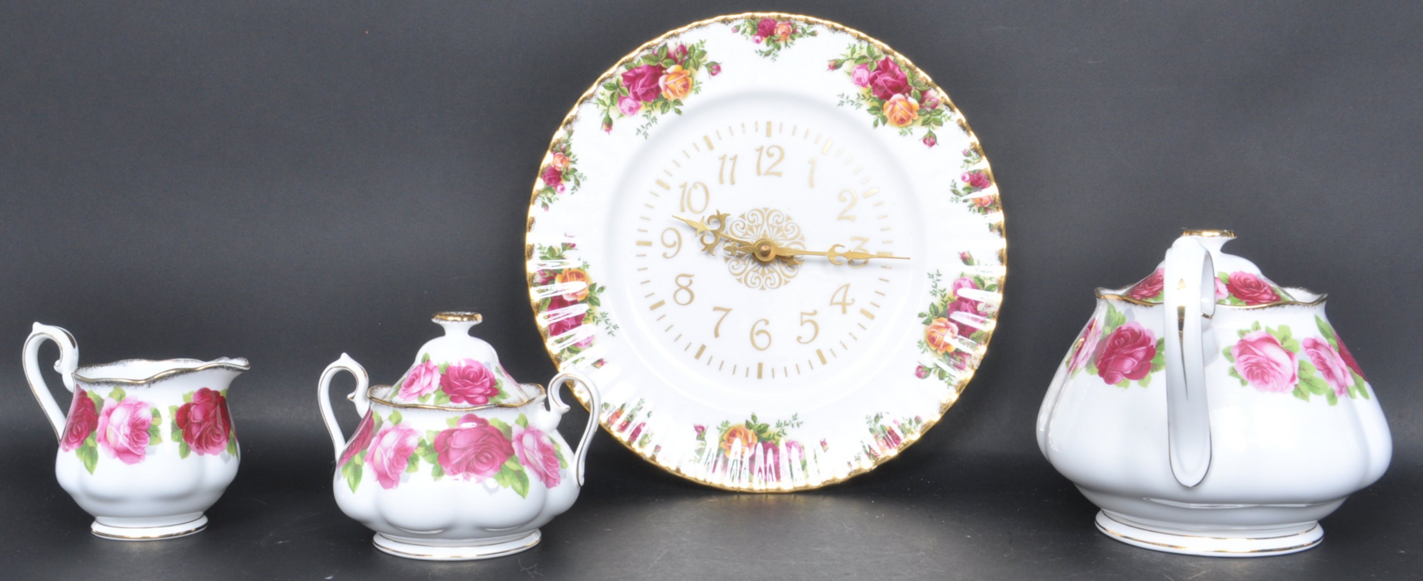 COLLECTION OF ROYAL ALBERT OLD COUNTRY ROSES CHINA - Image 2 of 6