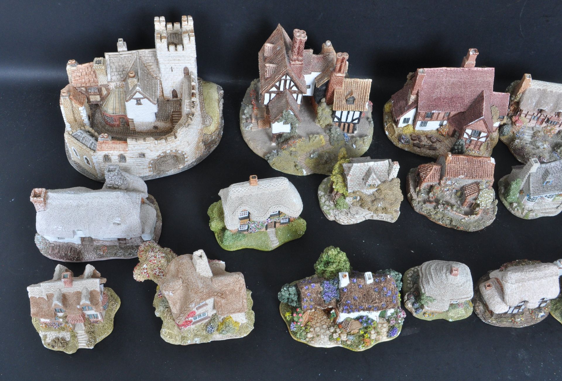LARGE COLLECTION OF VINTAGE 20TH CENTURY LILLIPUT LANE - Image 4 of 11