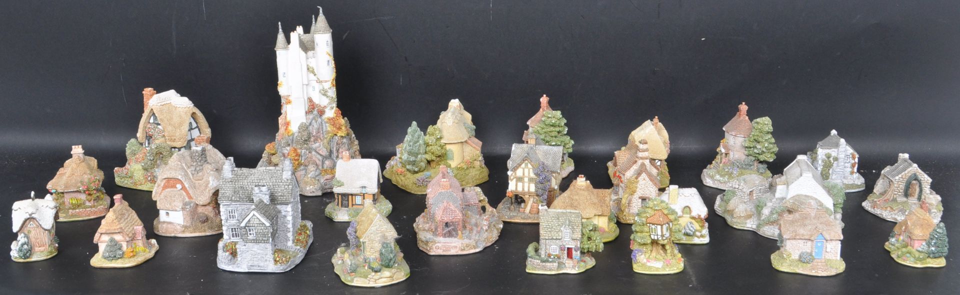 LARGE COLLECTION OF VINTAGE 20TH CENTURY LILLIPUT LANE - Image 3 of 7