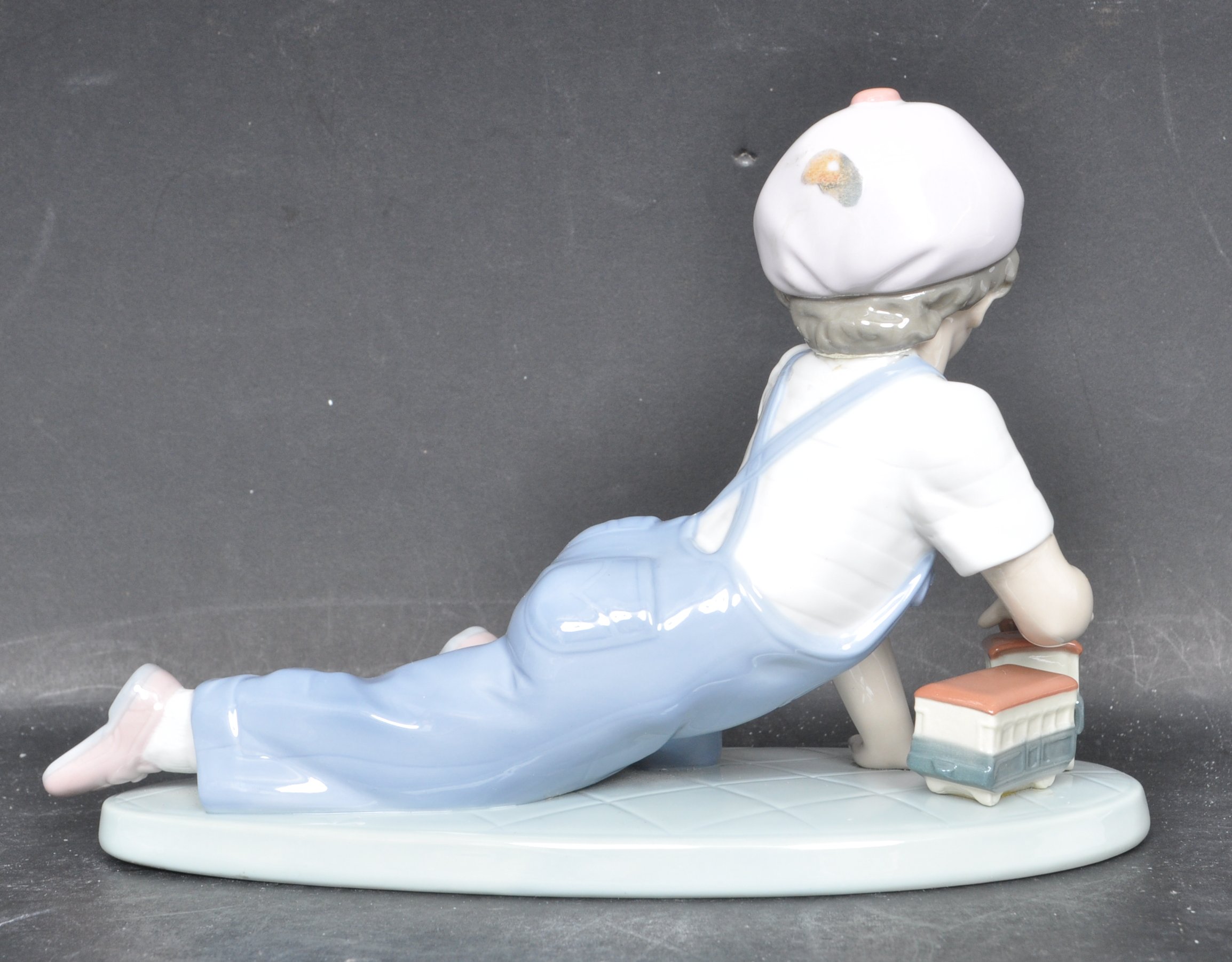 LLADRO COLLECTORS SOCIETY 7619 - 'ALL ABOARD' - CERAMIC PORCELAIN FIGURINE - Image 3 of 6