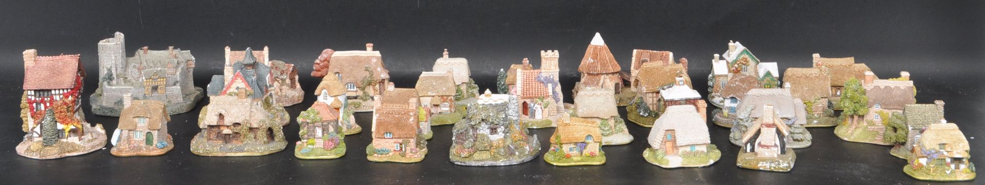 LARGE COLLECTION OF VINTAGE 20TH CENTURY LILLIPUT LANE - Image 4 of 7