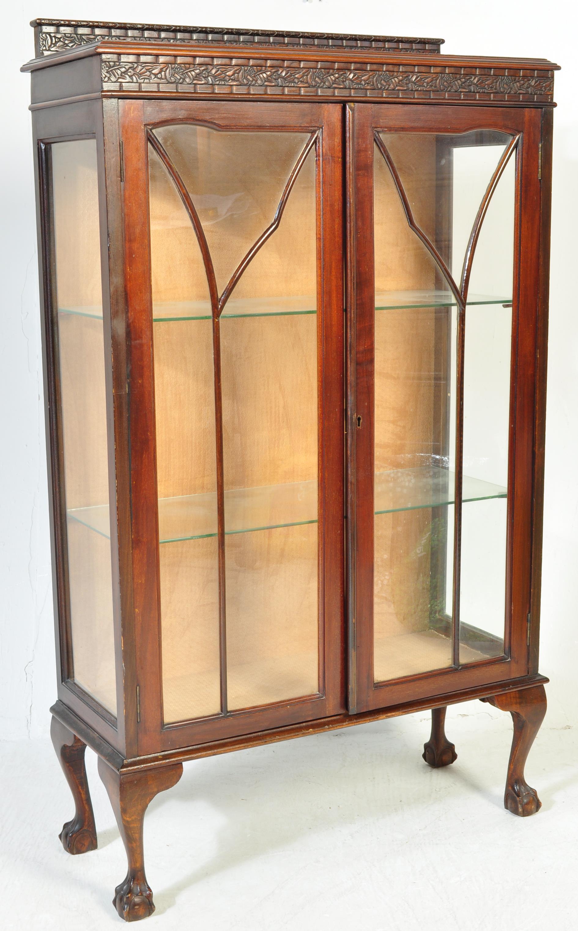 1930'S QUEEN ANNE REVIVAL MAHOGANY CHINA DISPLAY CABINET