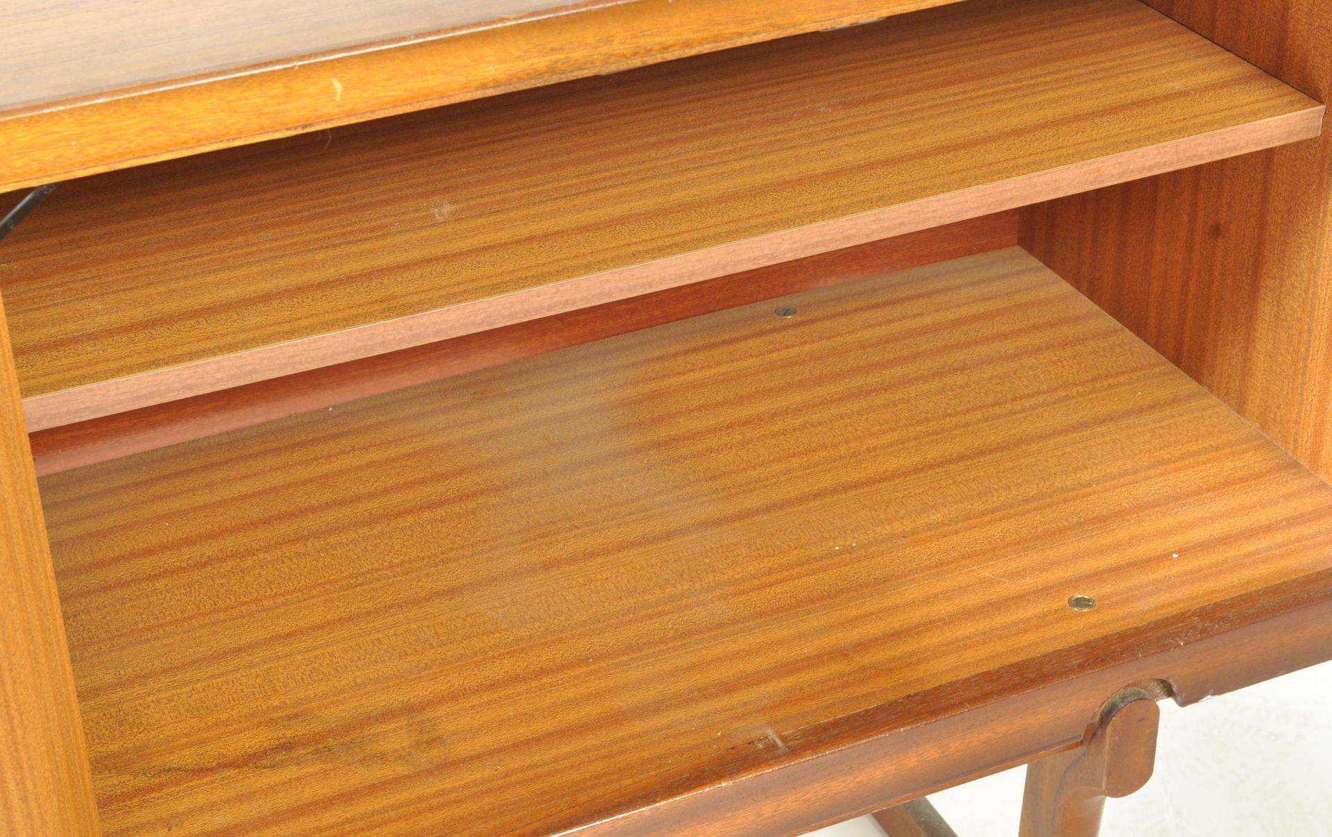 MID 20TH CENTURY TEAK WOOD SIDEBOARD CREDENZA - Image 7 of 8