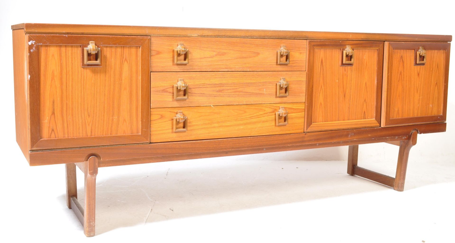 MID 20TH CENTURY TEAK WOOD SIDEBOARD CREDENZA