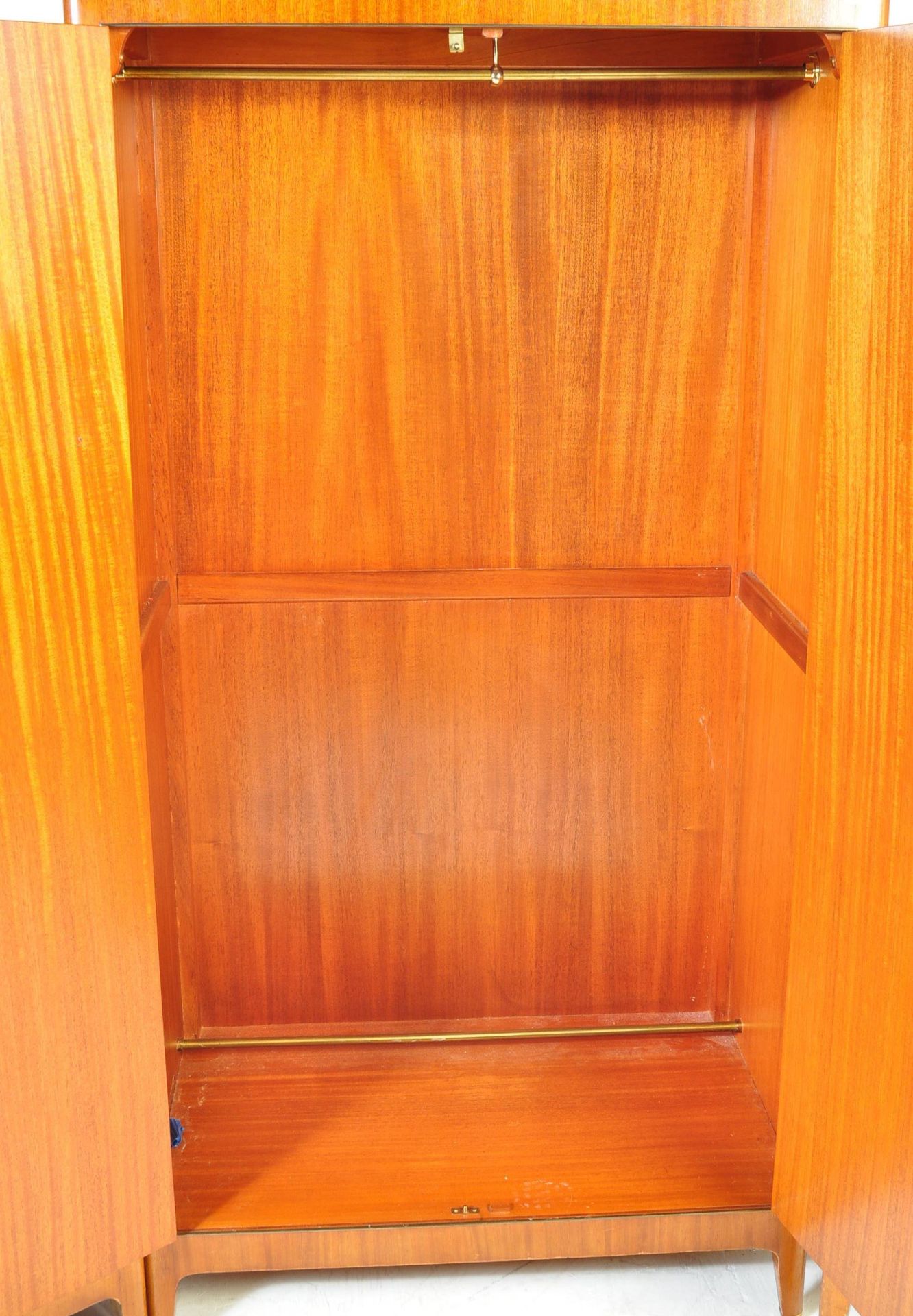 RETRO VINTAGE MID 20TH CENTURY TEAK BEDROOM SUITE - Image 7 of 11