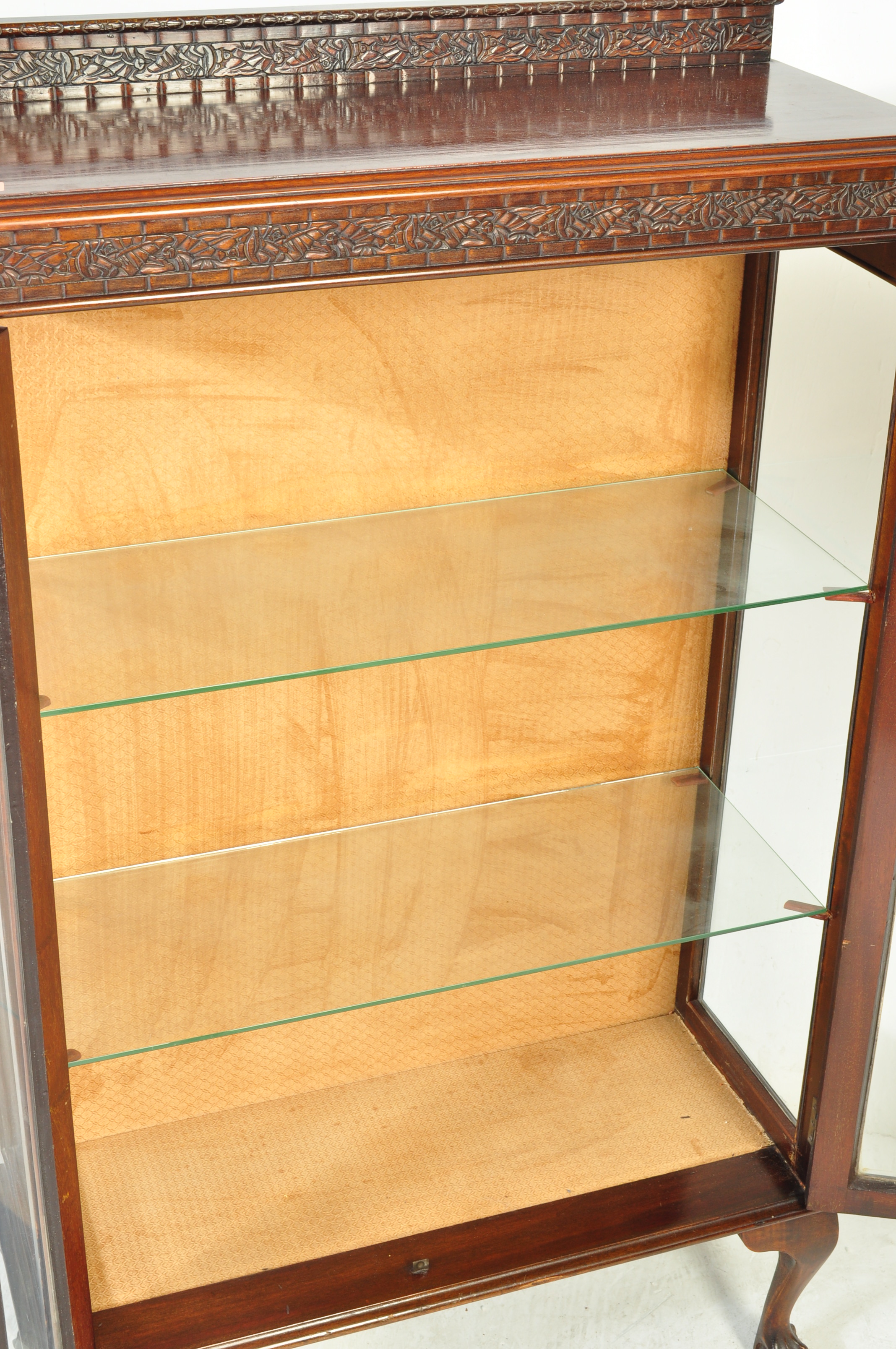 1930'S QUEEN ANNE REVIVAL MAHOGANY CHINA DISPLAY CABINET - Image 4 of 6