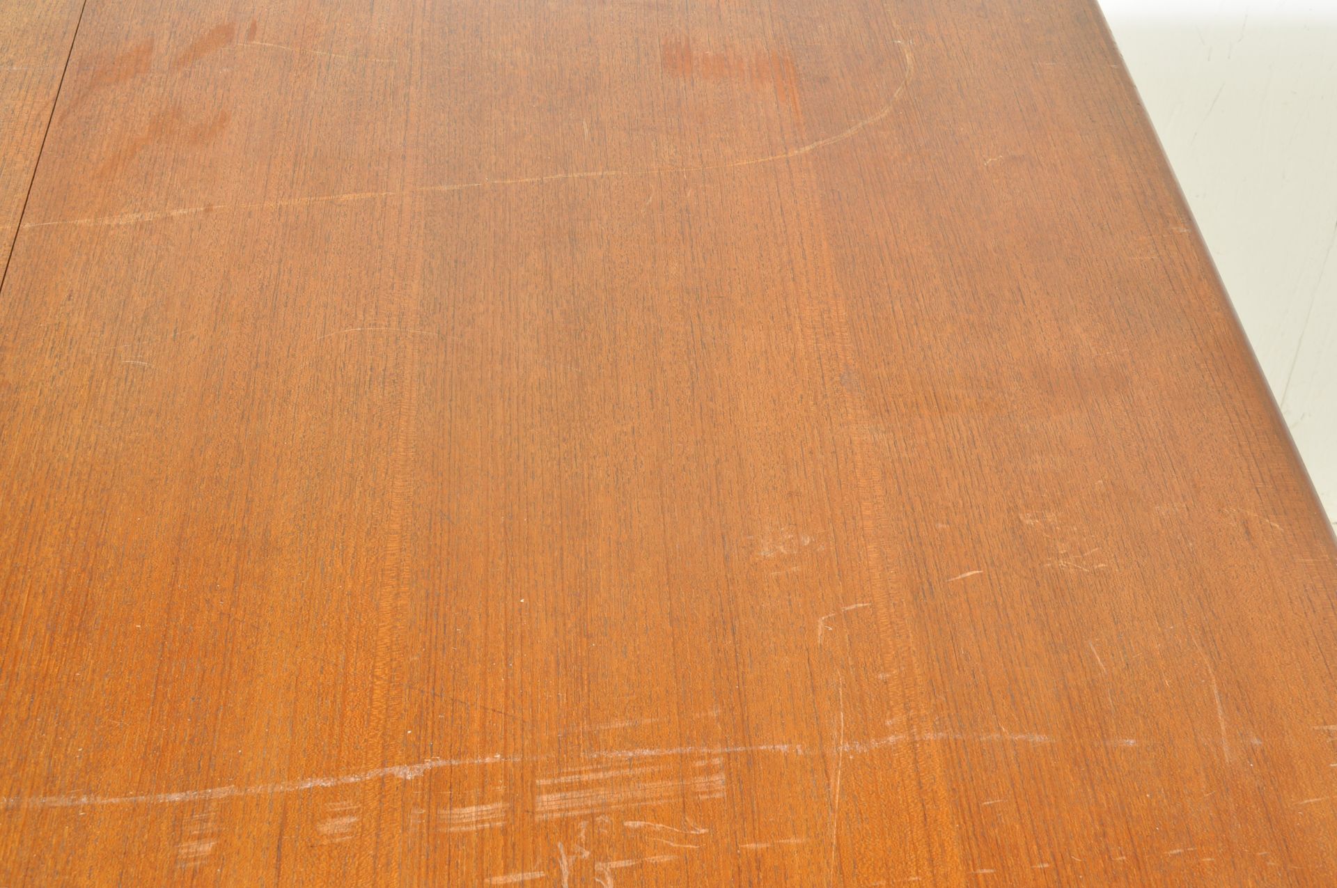 MID 20TH CENTURY TEAK WOOD EXTENDING DING TABLE - Image 6 of 7