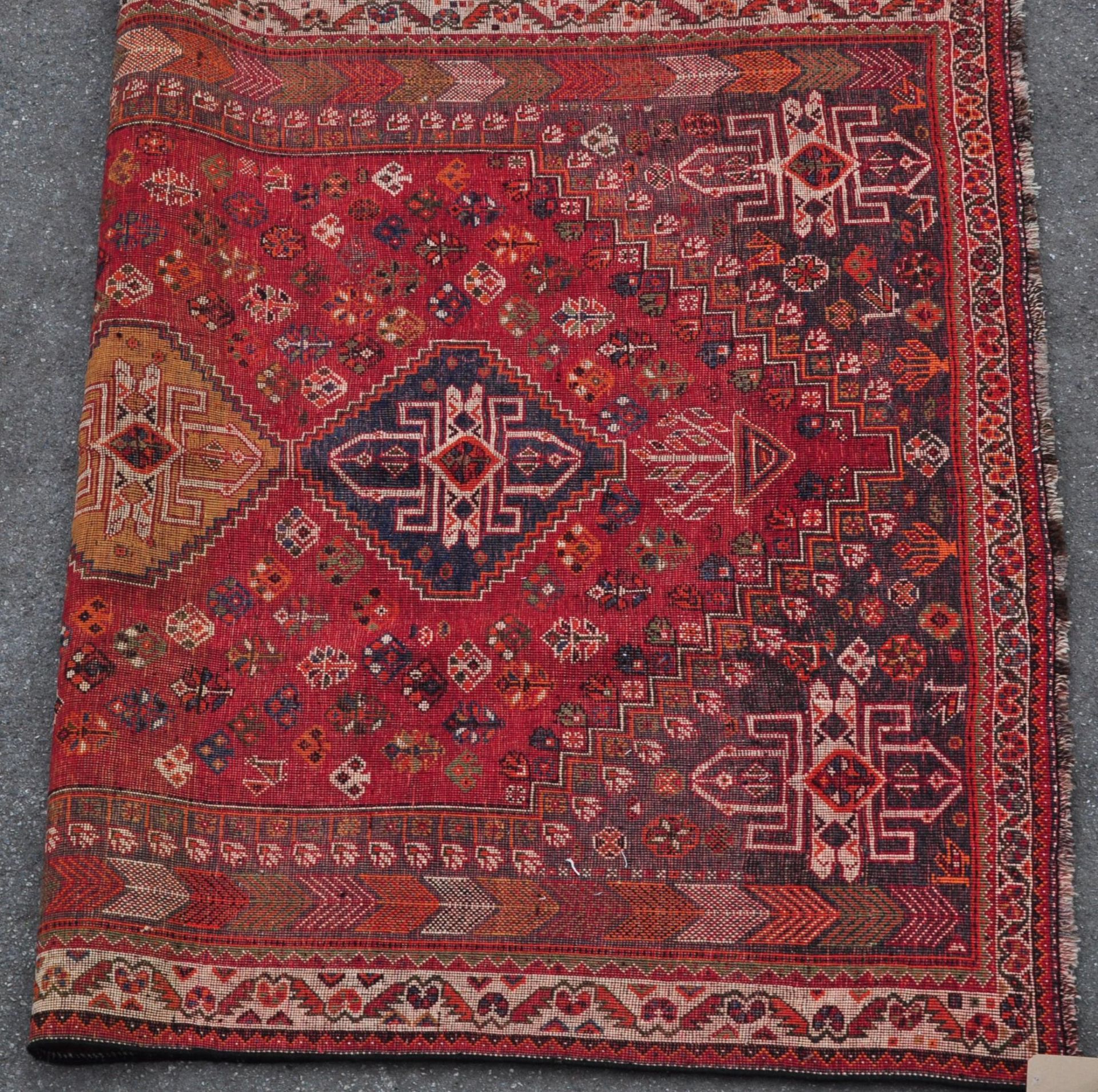 EARLY 20TH CENTURY WOOL ON WOOL HAND KNOTTED PERSIAN ISLAMIC QASHGAI RUG - Image 4 of 4
